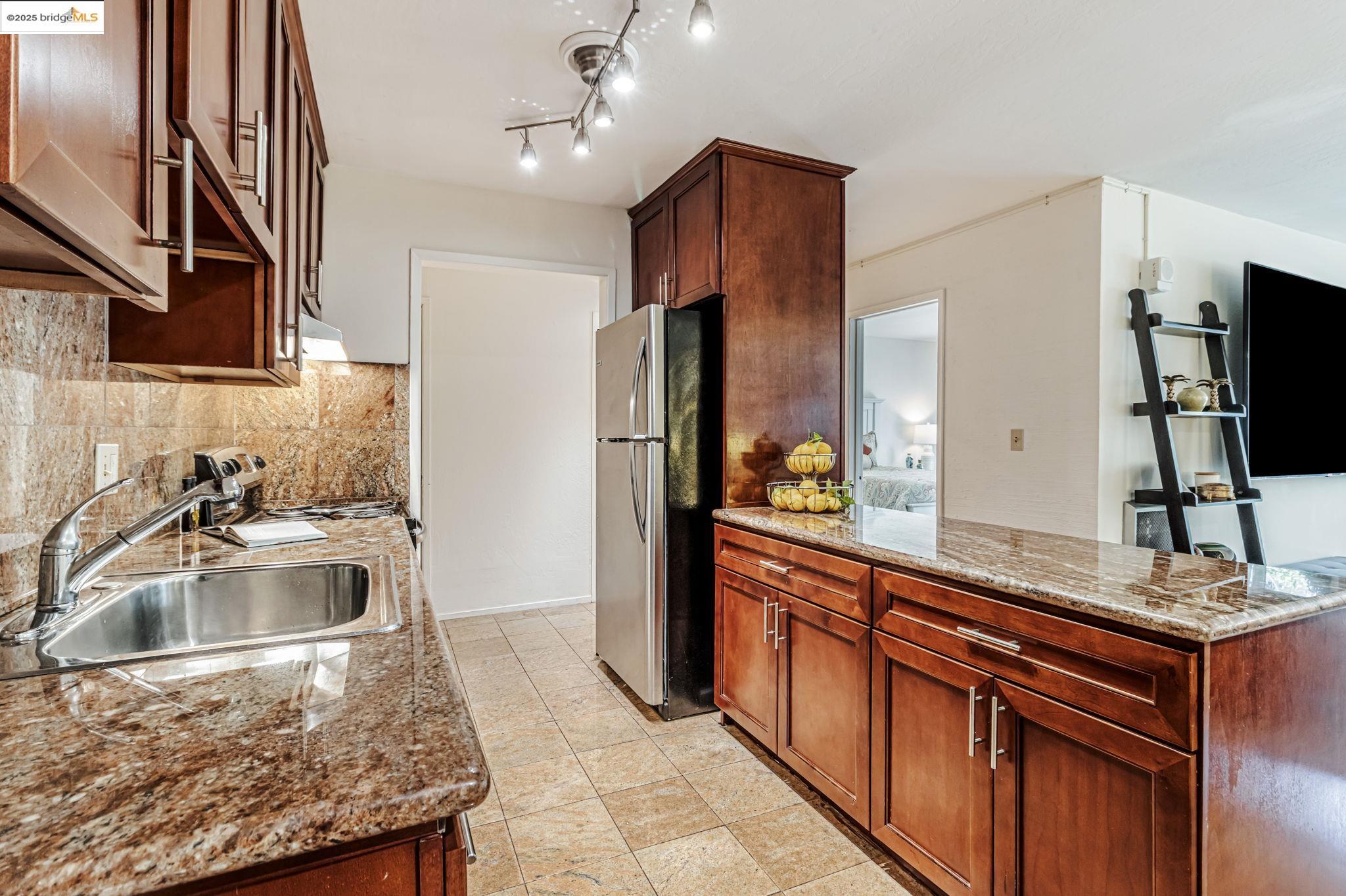 Detail Gallery Image 12 of 33 For 375 Jayne Avenue #106,  Oakland,  CA 94610 - 1 Beds | 1 Baths