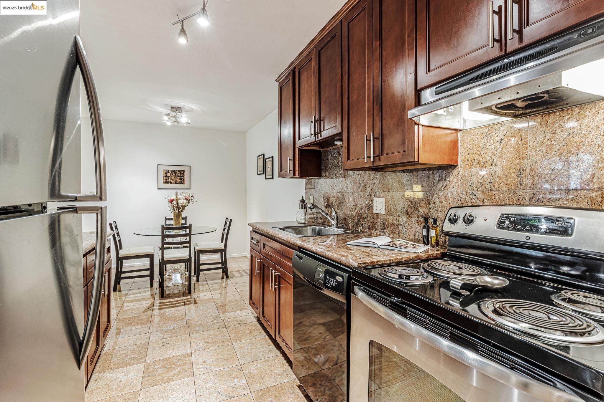Detail Gallery Image 9 of 33 For 375 Jayne Avenue #106,  Oakland,  CA 94610 - 1 Beds | 1 Baths