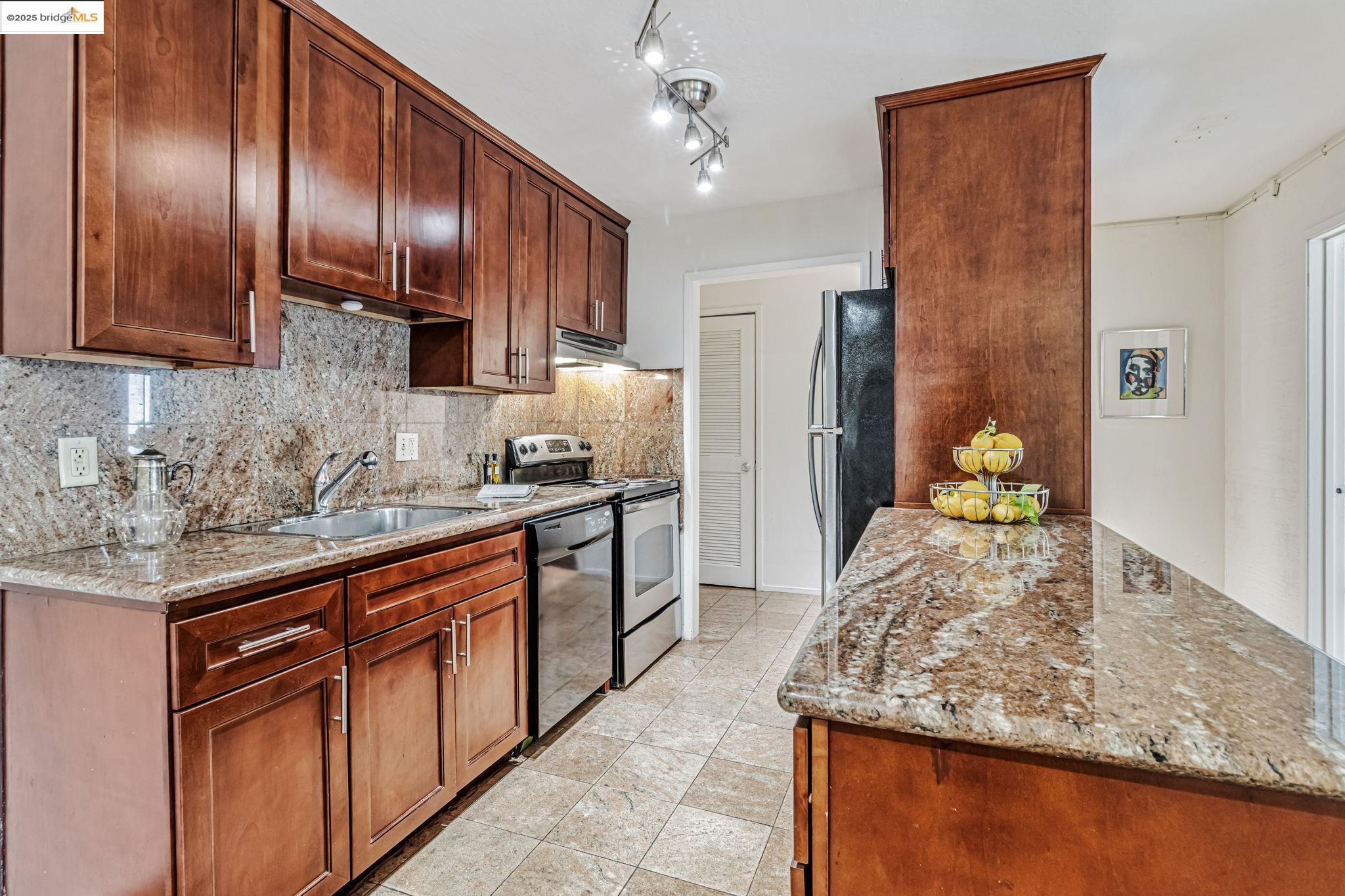 Detail Gallery Image 10 of 33 For 375 Jayne Avenue #106,  Oakland,  CA 94610 - 1 Beds | 1 Baths