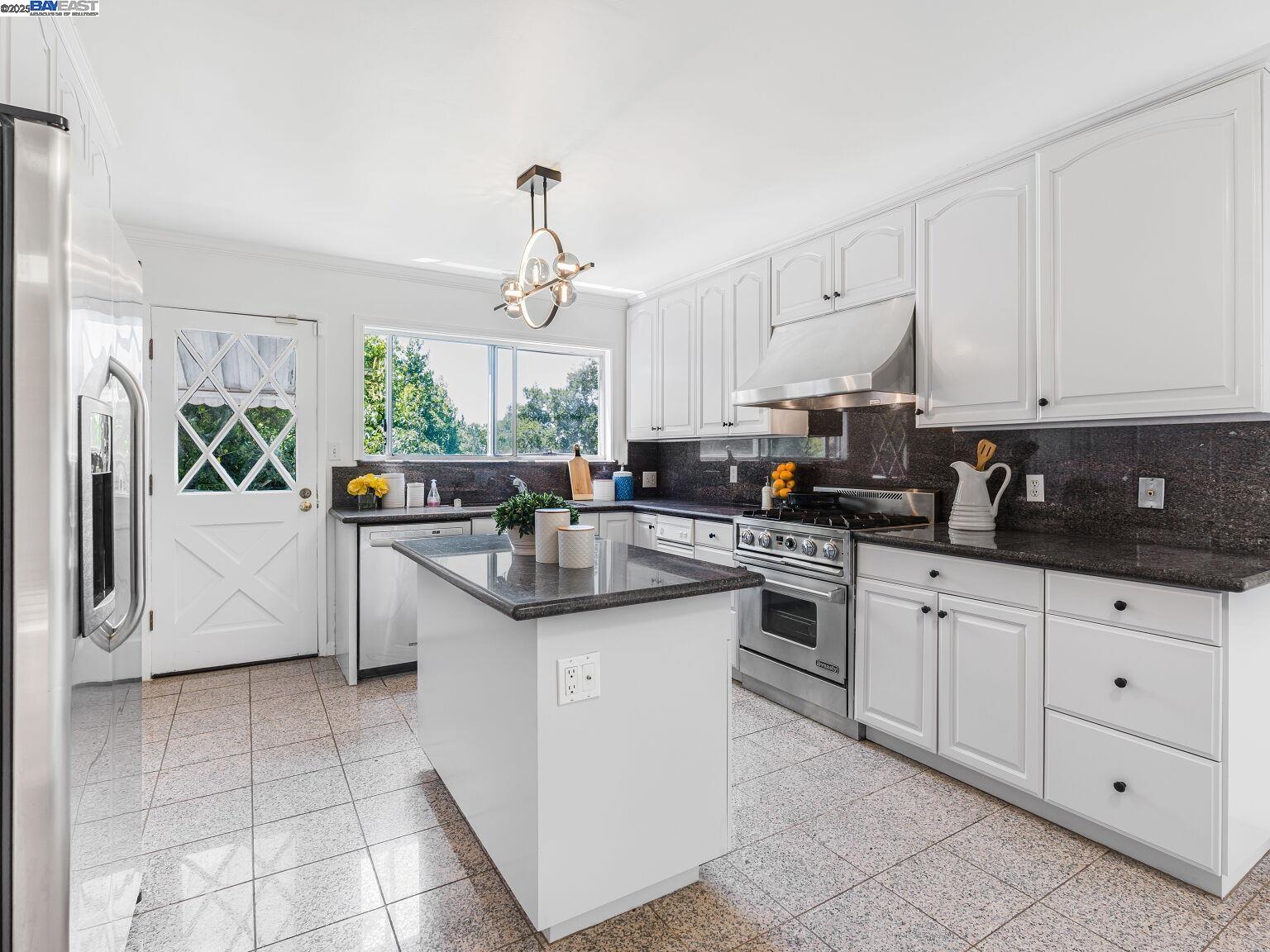 Detail Gallery Image 8 of 25 For 187 St. James Drive, Piedmont,  CA 94611 - 5 Beds | 3 Baths