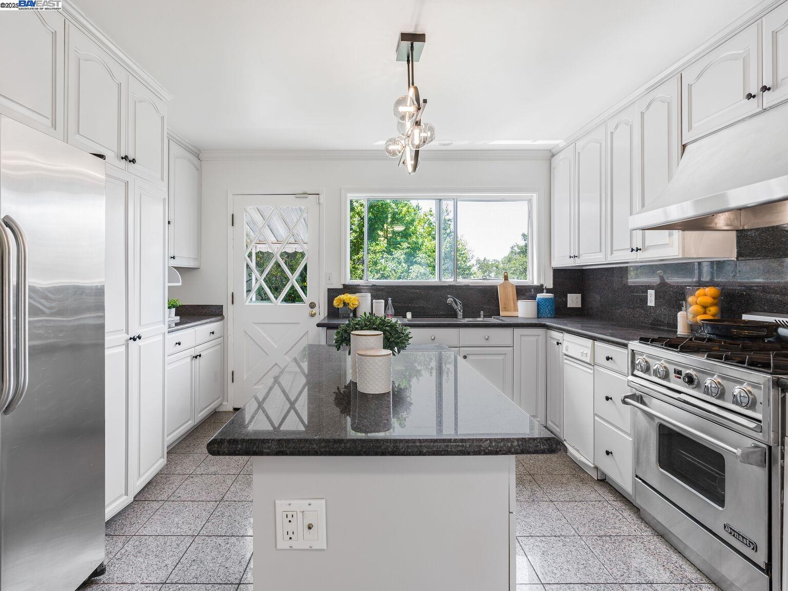 Detail Gallery Image 9 of 25 For 187 St. James Drive, Piedmont,  CA 94611 - 5 Beds | 3 Baths