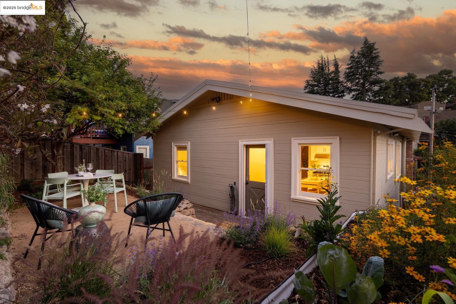 Detail Gallery Image 1 of 1 For 1046 Elbert Street, Oakland,  CA 94602 - 2 Beds | 2 Baths