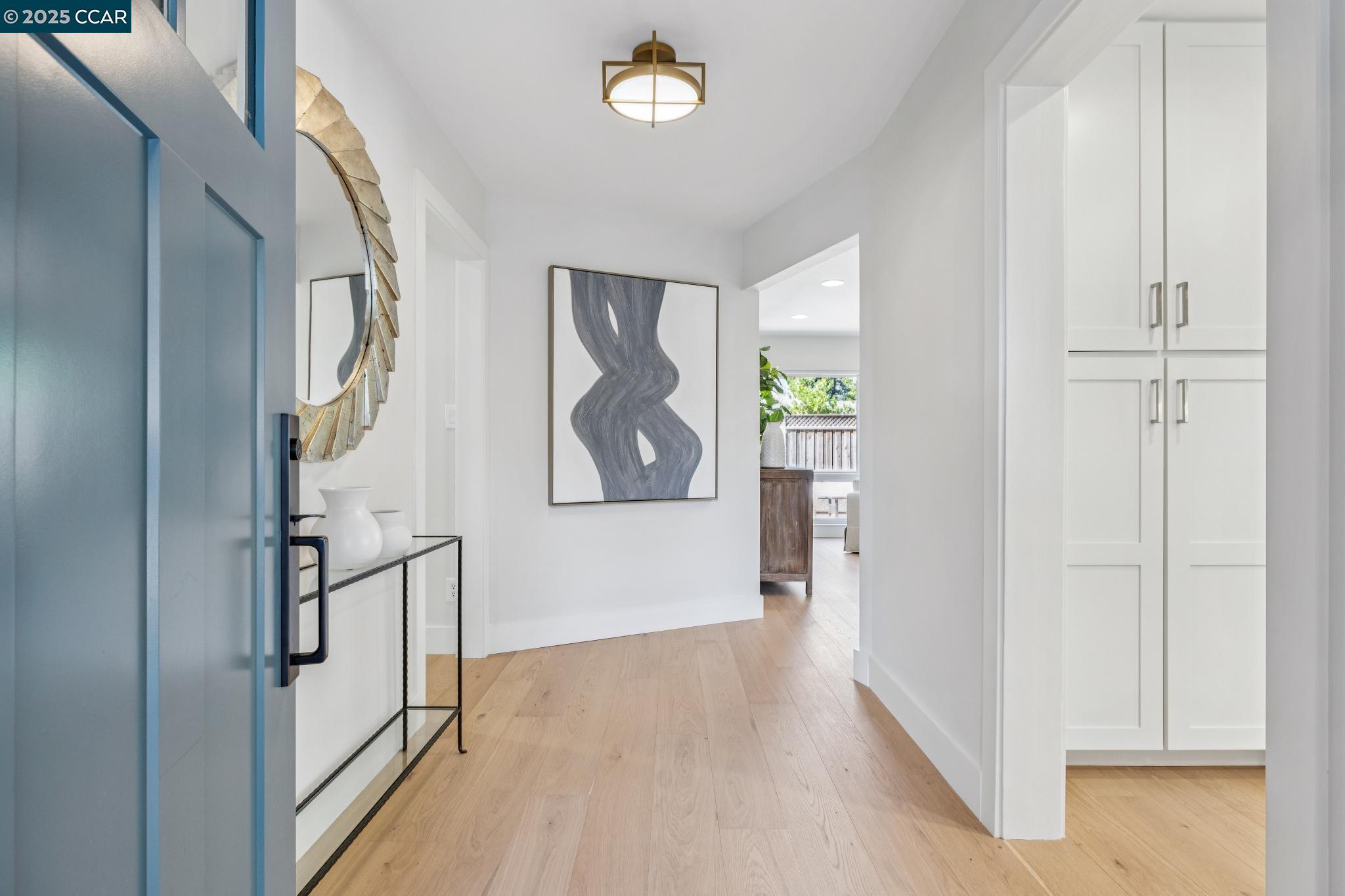 Detail Gallery Image 2 of 36 For 241 E Creek Dr, Menlo Park,  CA 94025 - 3 Beds | 2/1 Baths