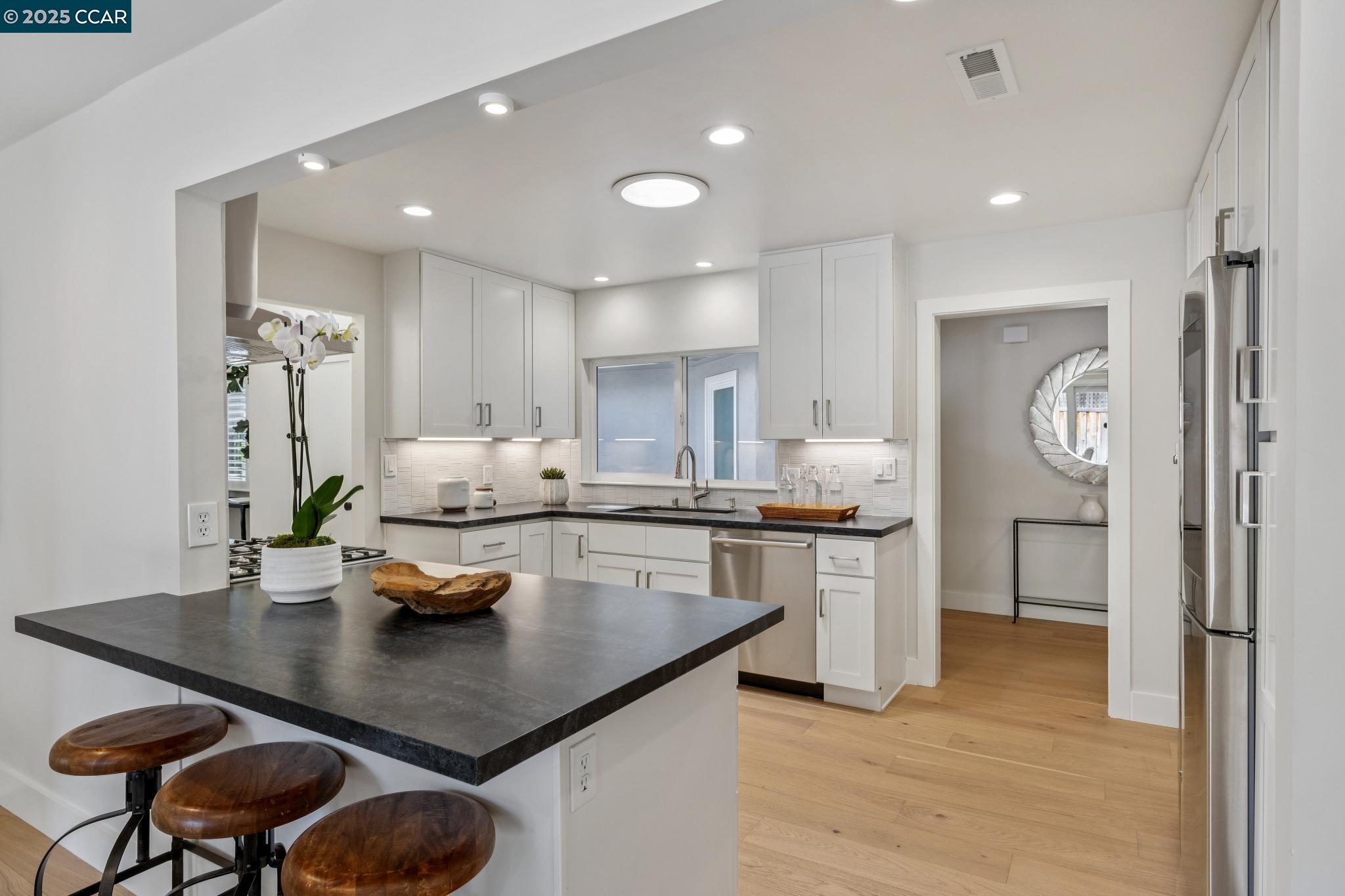 Detail Gallery Image 11 of 36 For 241 E Creek Dr, Menlo Park,  CA 94025 - 3 Beds | 2/1 Baths