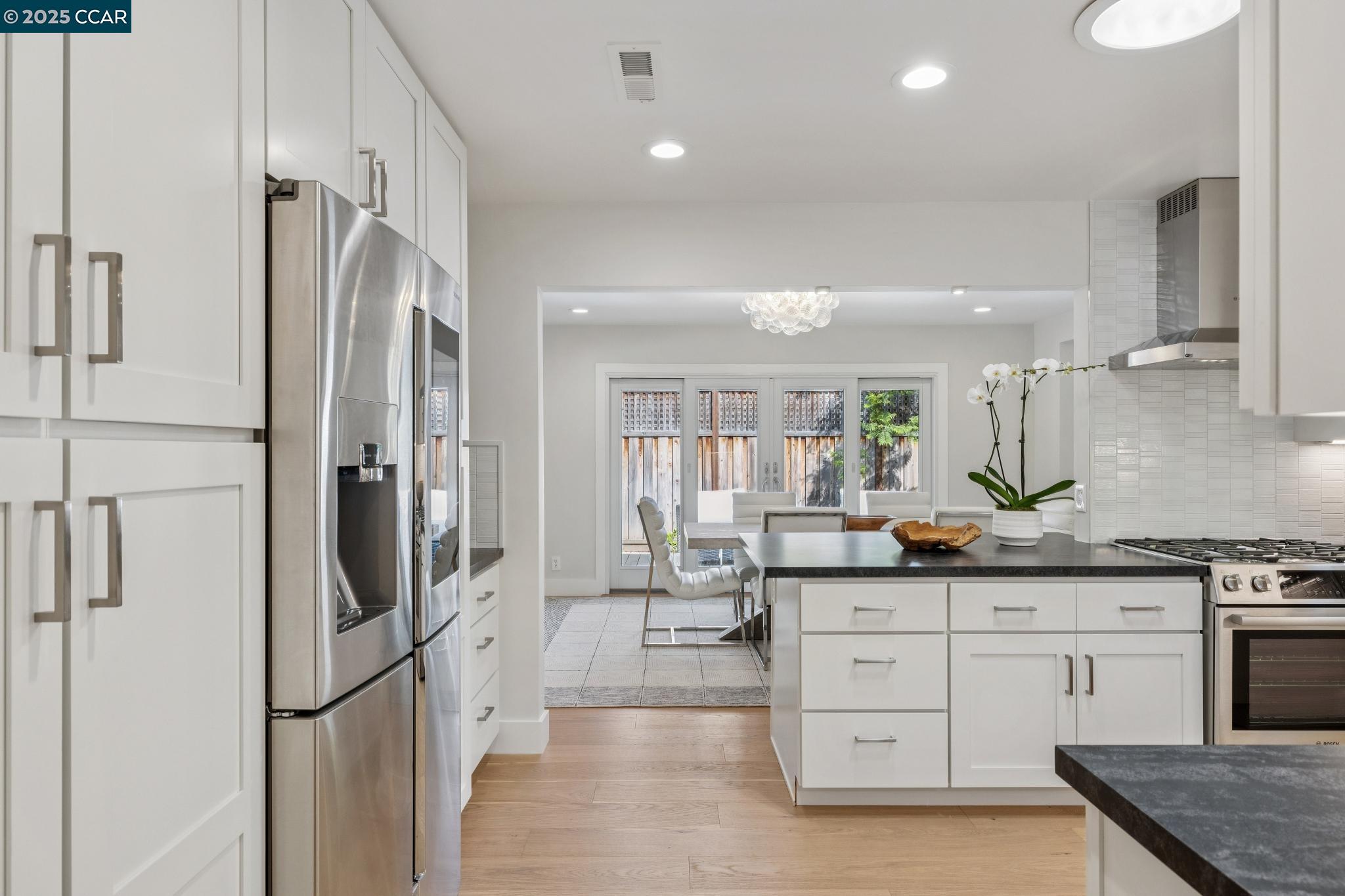 Detail Gallery Image 12 of 36 For 241 E Creek Dr, Menlo Park,  CA 94025 - 3 Beds | 2/1 Baths
