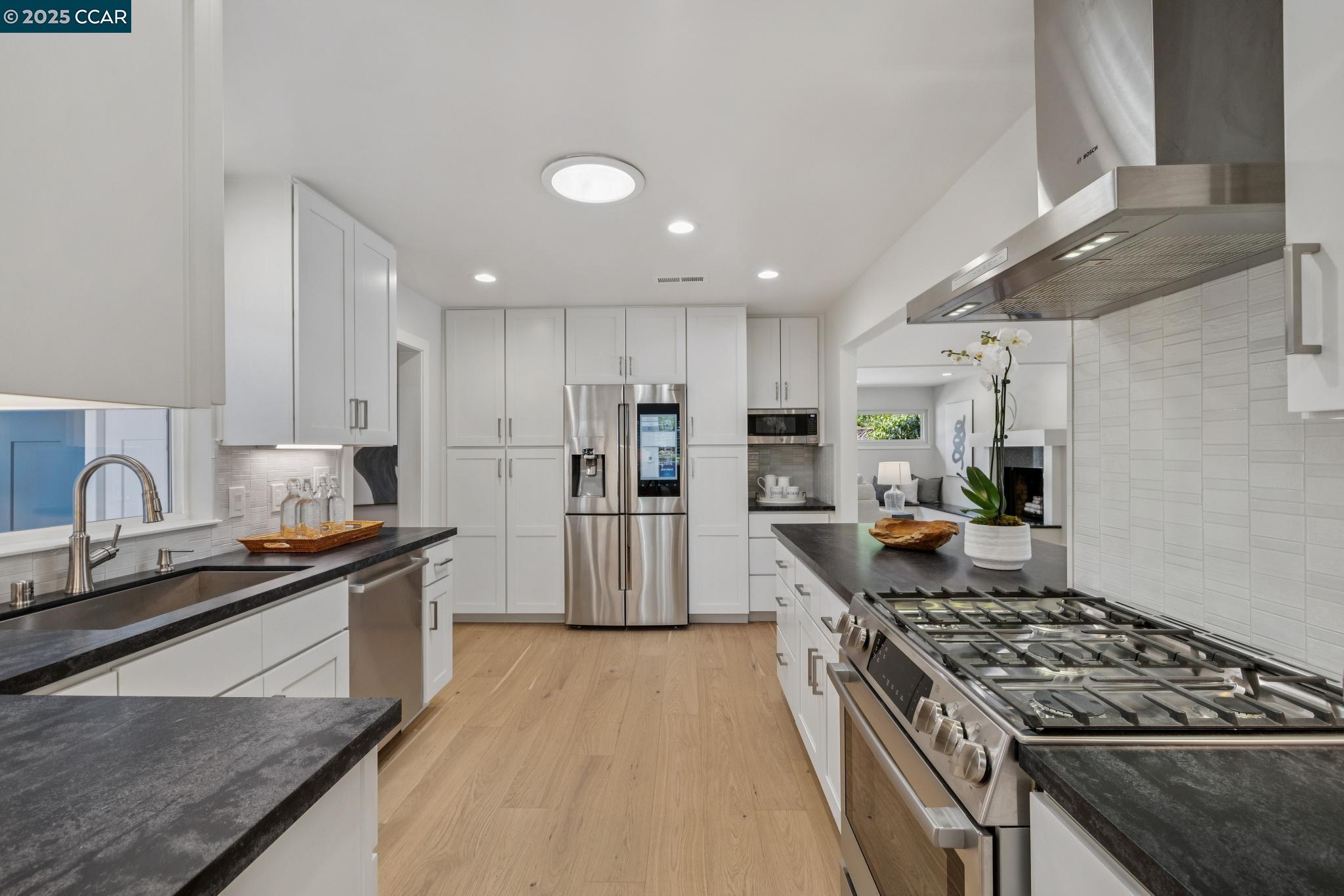 Detail Gallery Image 13 of 36 For 241 E Creek Dr, Menlo Park,  CA 94025 - 3 Beds | 2/1 Baths