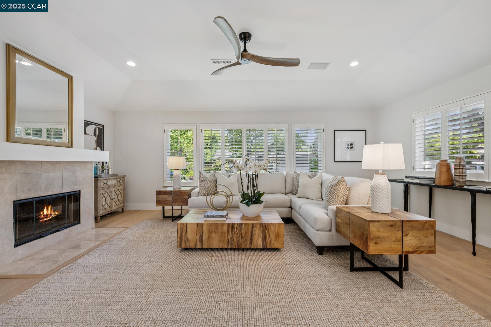Detail Gallery Image 14 of 36 For 241 E Creek Dr, Menlo Park,  CA 94025 - 3 Beds | 2/1 Baths