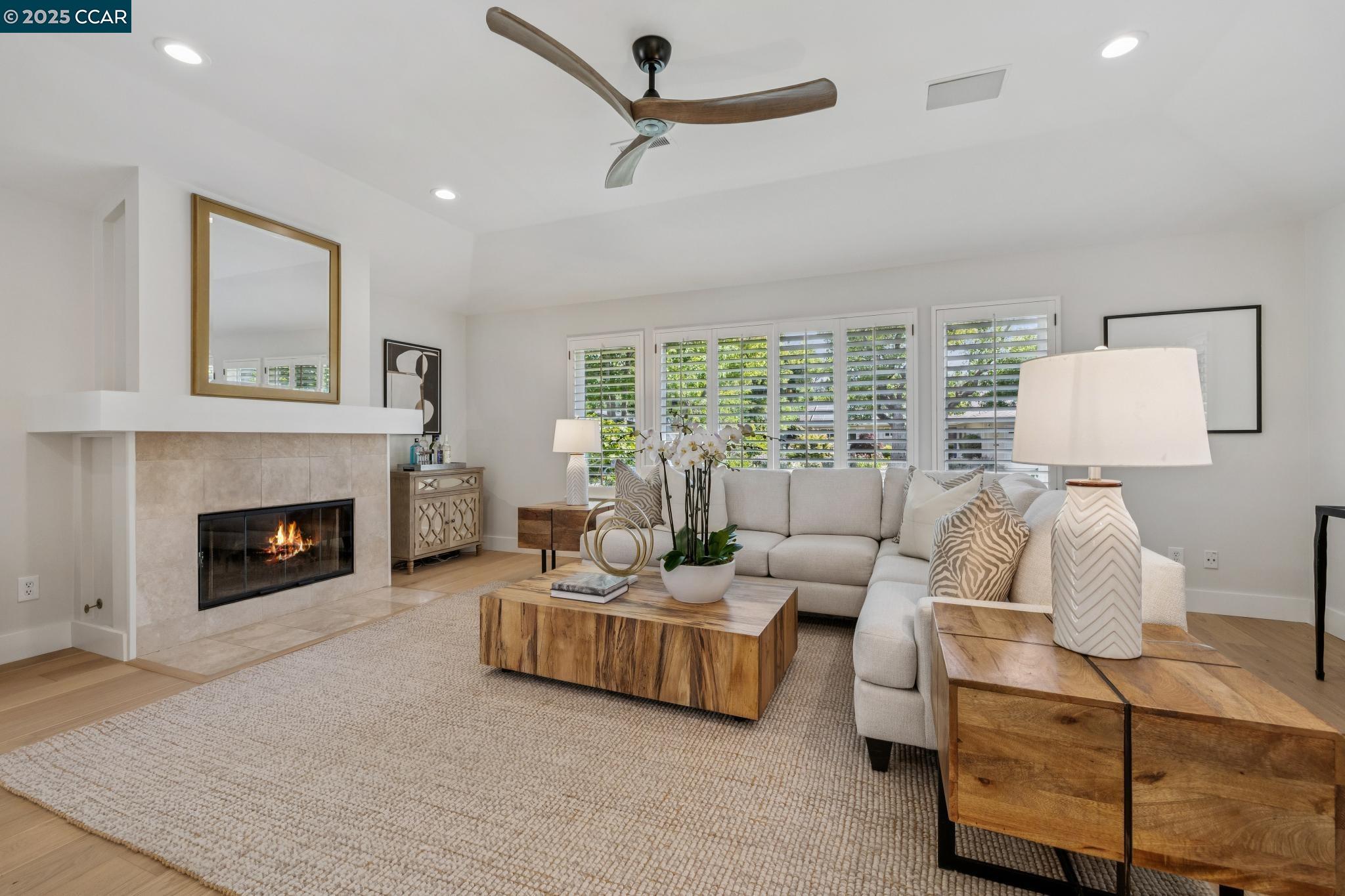Detail Gallery Image 15 of 36 For 241 E Creek Dr, Menlo Park,  CA 94025 - 3 Beds | 2/1 Baths