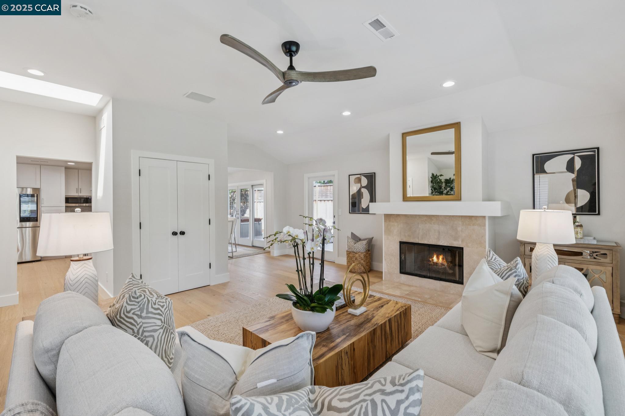 Detail Gallery Image 16 of 36 For 241 E Creek Dr, Menlo Park,  CA 94025 - 3 Beds | 2/1 Baths