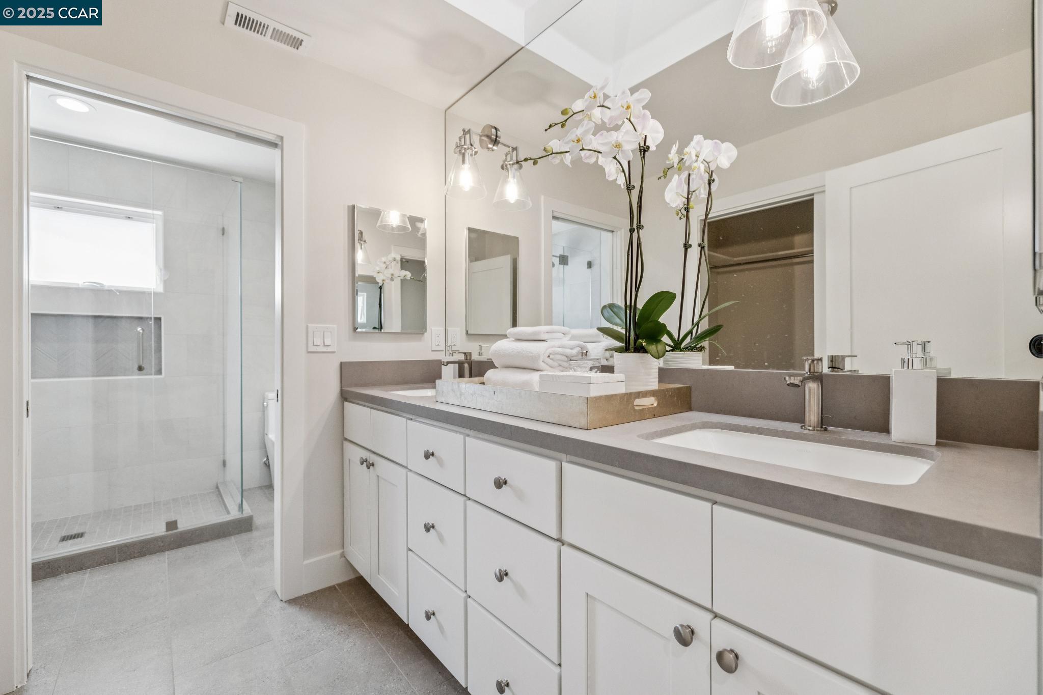 Detail Gallery Image 20 of 36 For 241 E Creek Dr, Menlo Park,  CA 94025 - 3 Beds | 2/1 Baths
