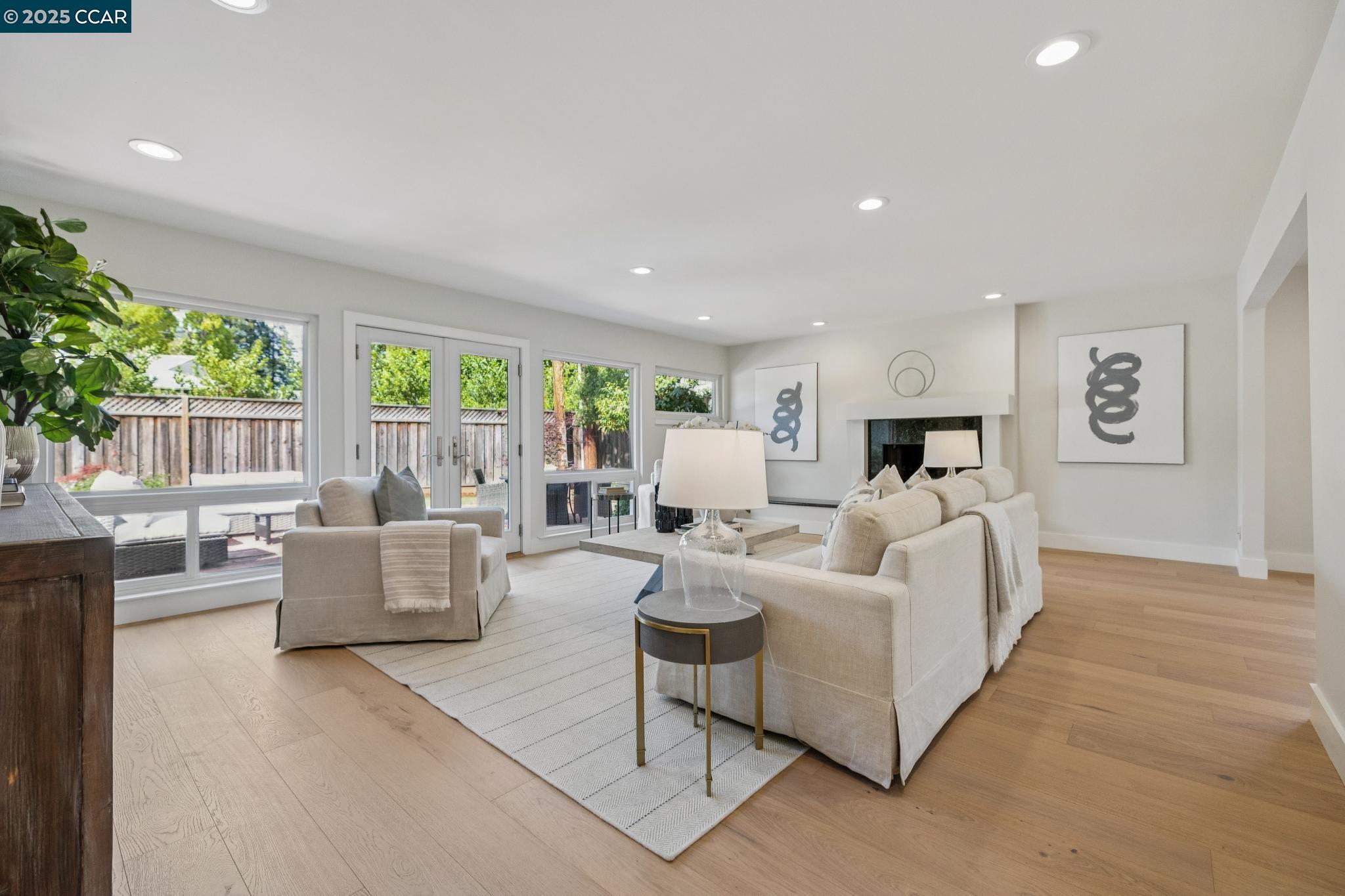 Detail Gallery Image 3 of 36 For 241 E Creek Dr, Menlo Park,  CA 94025 - 3 Beds | 2/1 Baths
