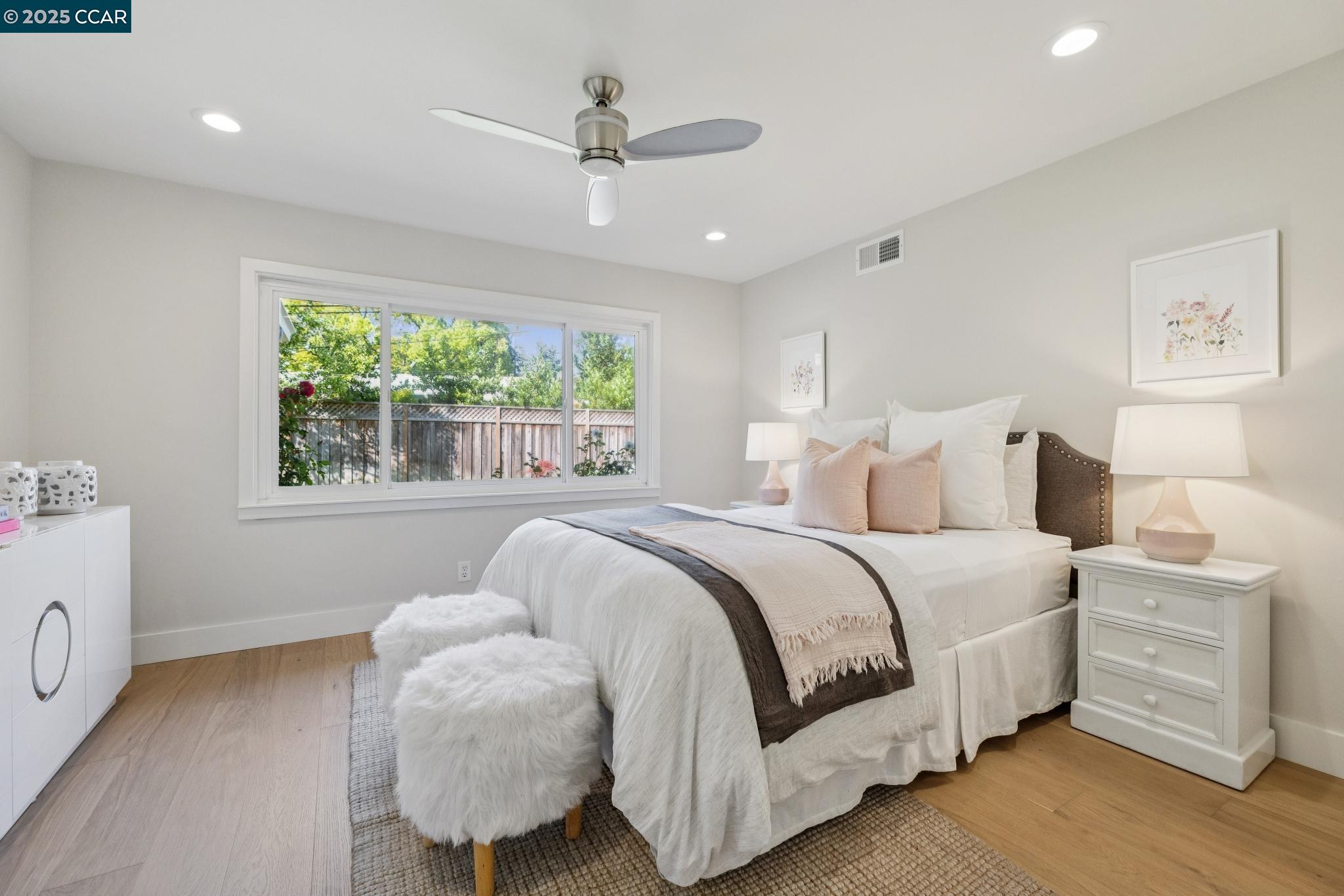 Detail Gallery Image 22 of 36 For 241 E Creek Dr, Menlo Park,  CA 94025 - 3 Beds | 2/1 Baths