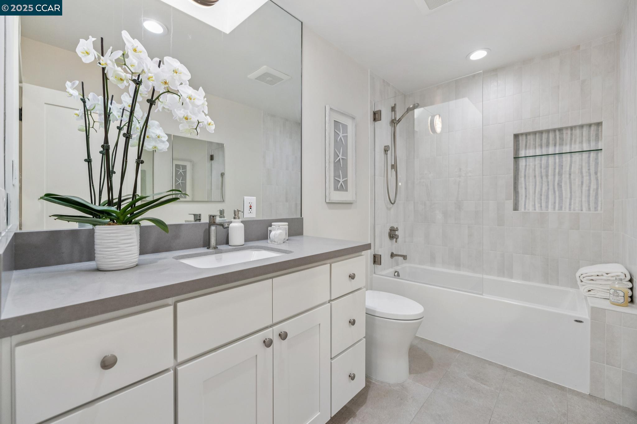 Detail Gallery Image 25 of 36 For 241 E Creek Dr, Menlo Park,  CA 94025 - 3 Beds | 2/1 Baths