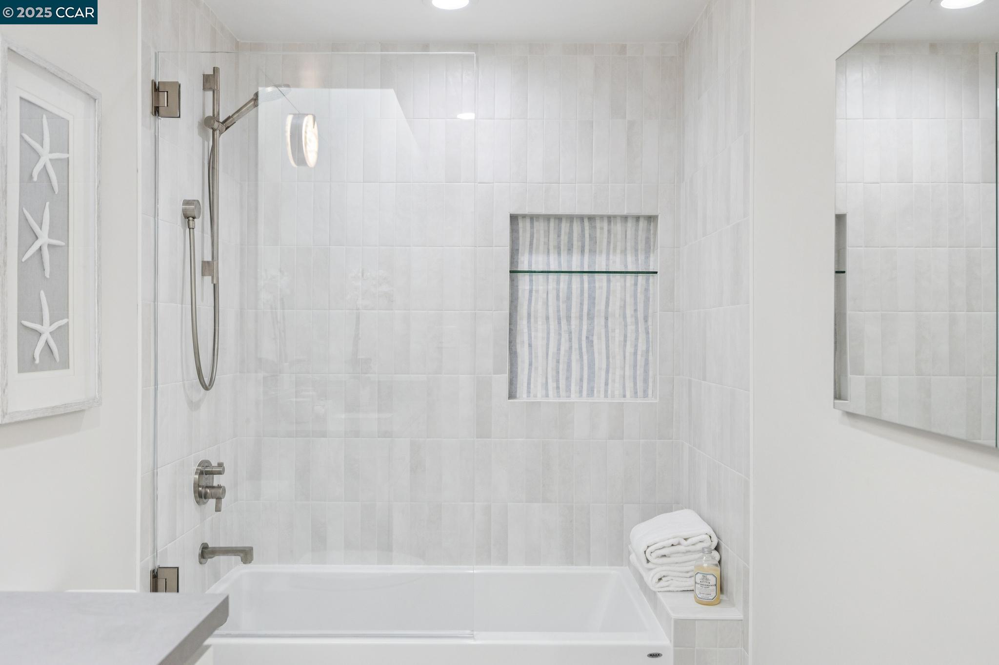 Detail Gallery Image 26 of 36 For 241 E Creek Dr, Menlo Park,  CA 94025 - 3 Beds | 2/1 Baths