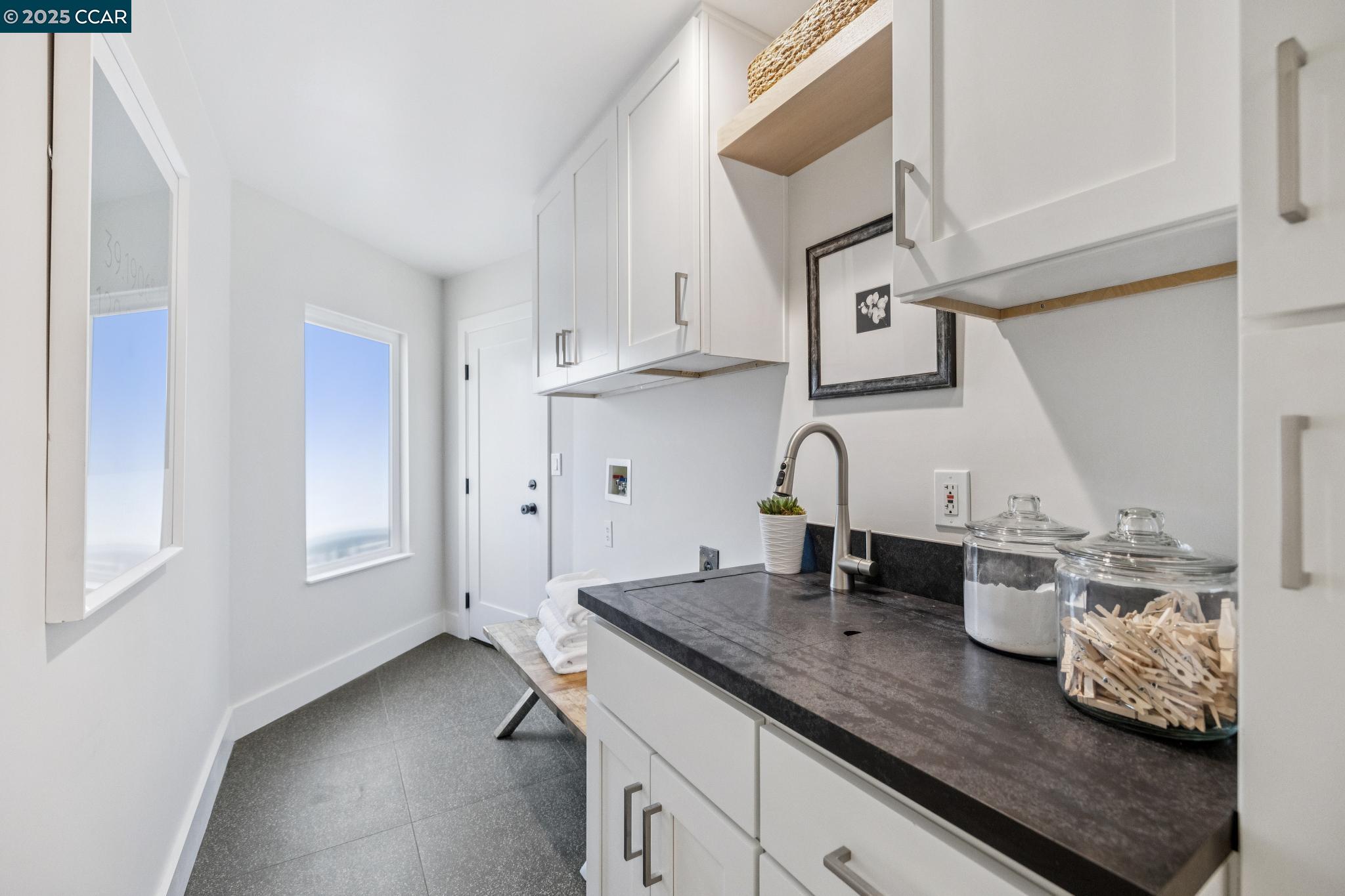 Detail Gallery Image 27 of 36 For 241 E Creek Dr, Menlo Park,  CA 94025 - 3 Beds | 2/1 Baths