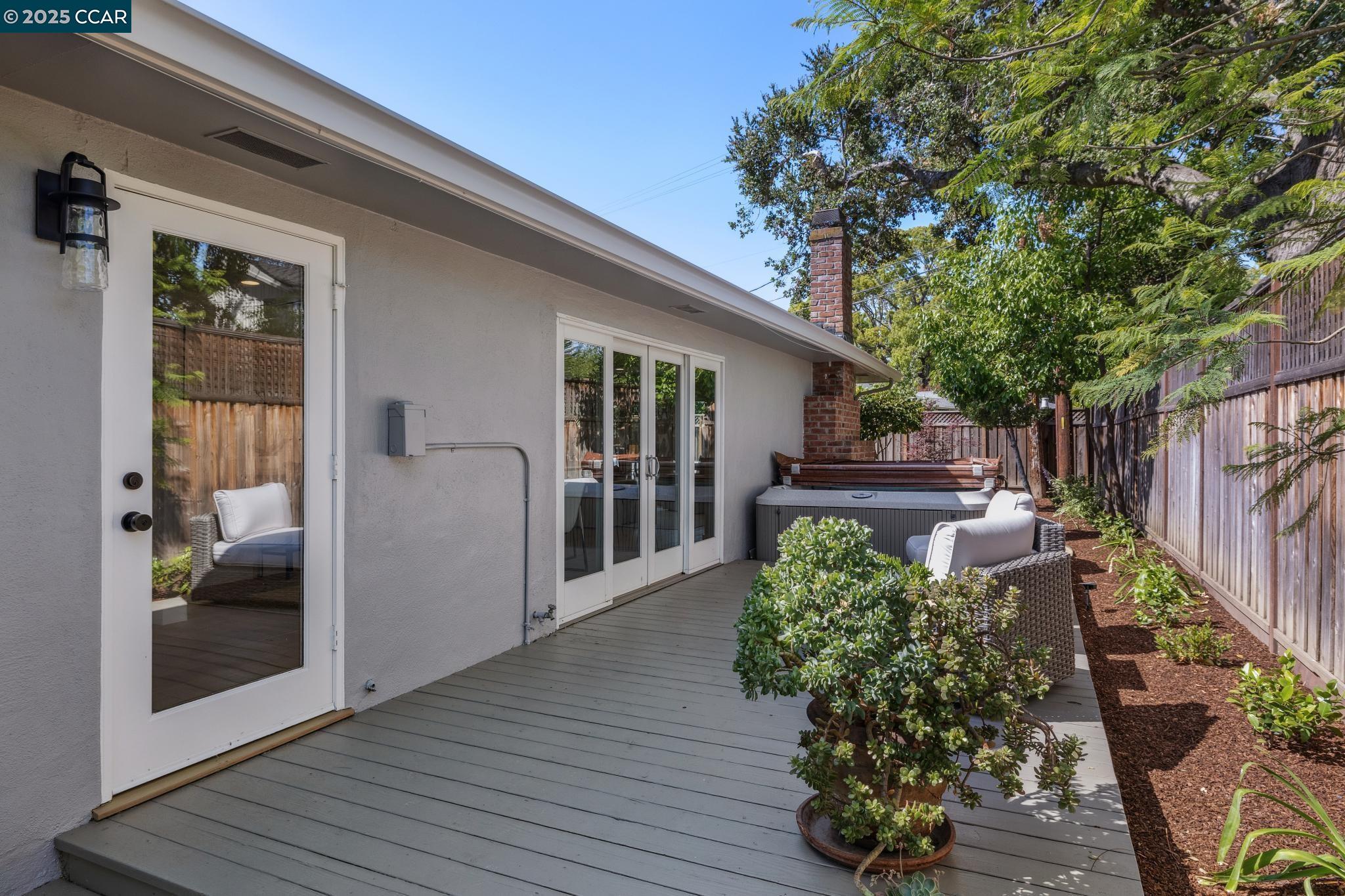 Detail Gallery Image 28 of 36 For 241 E Creek Dr, Menlo Park,  CA 94025 - 3 Beds | 2/1 Baths