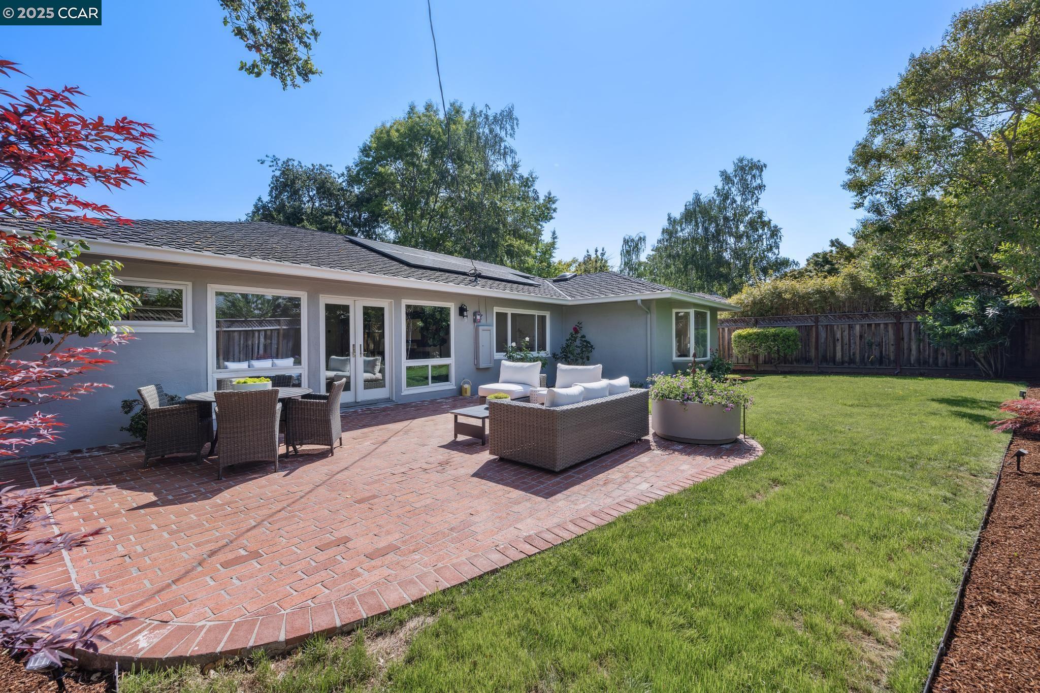 Detail Gallery Image 29 of 36 For 241 E Creek Dr, Menlo Park,  CA 94025 - 3 Beds | 2/1 Baths