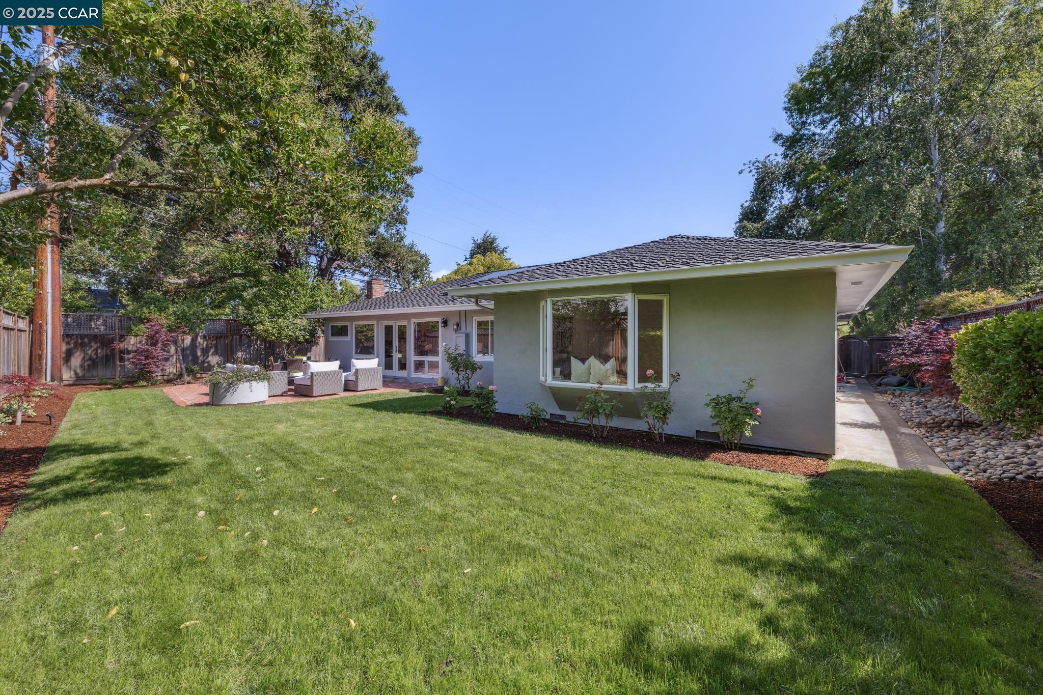 Detail Gallery Image 30 of 36 For 241 E Creek Dr, Menlo Park,  CA 94025 - 3 Beds | 2/1 Baths