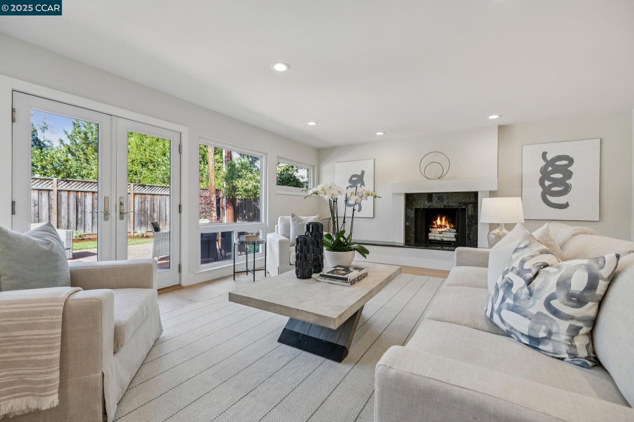 Detail Gallery Image 4 of 36 For 241 E Creek Dr, Menlo Park,  CA 94025 - 3 Beds | 2/1 Baths