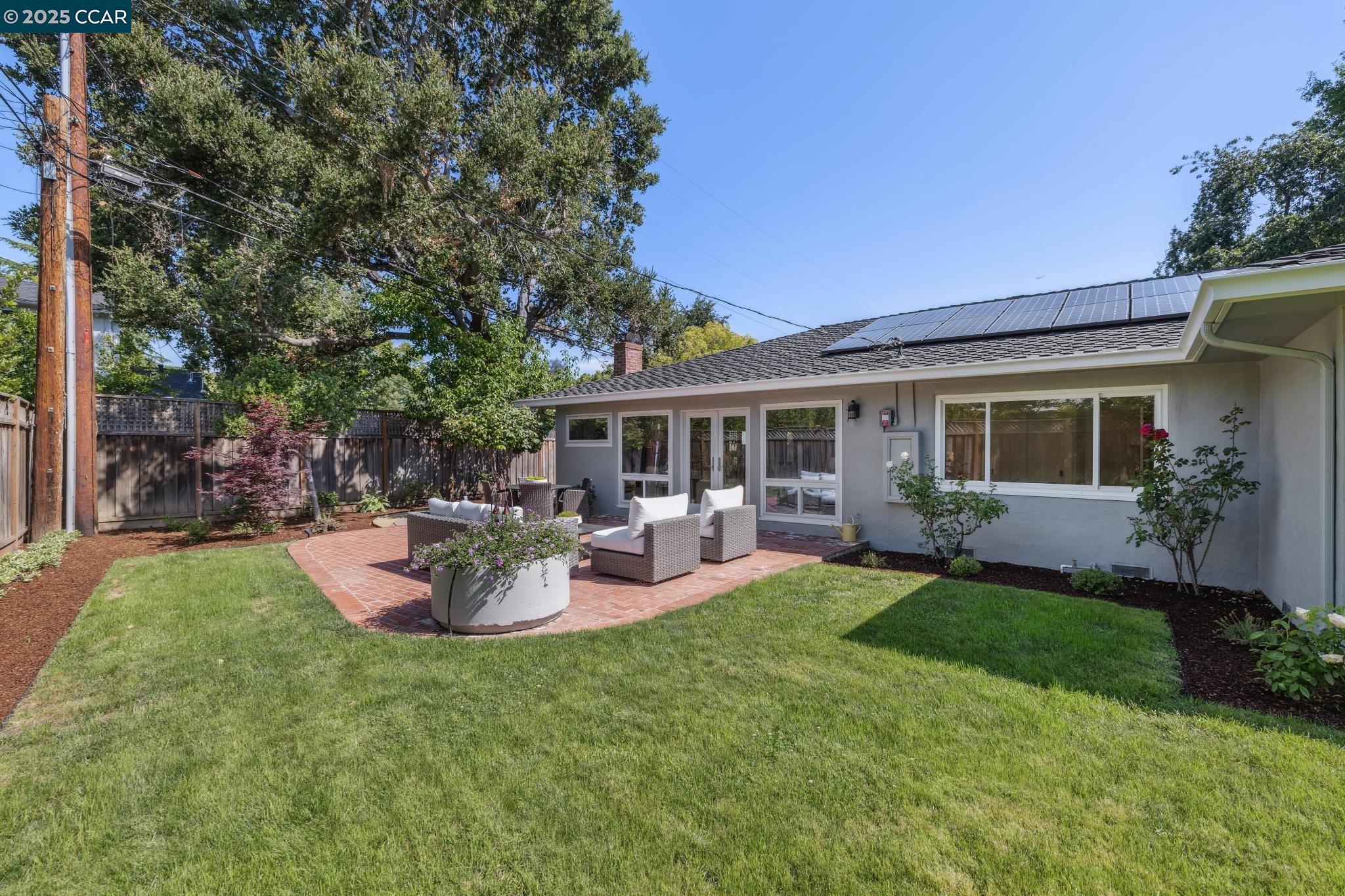 Detail Gallery Image 31 of 36 For 241 E Creek Dr, Menlo Park,  CA 94025 - 3 Beds | 2/1 Baths