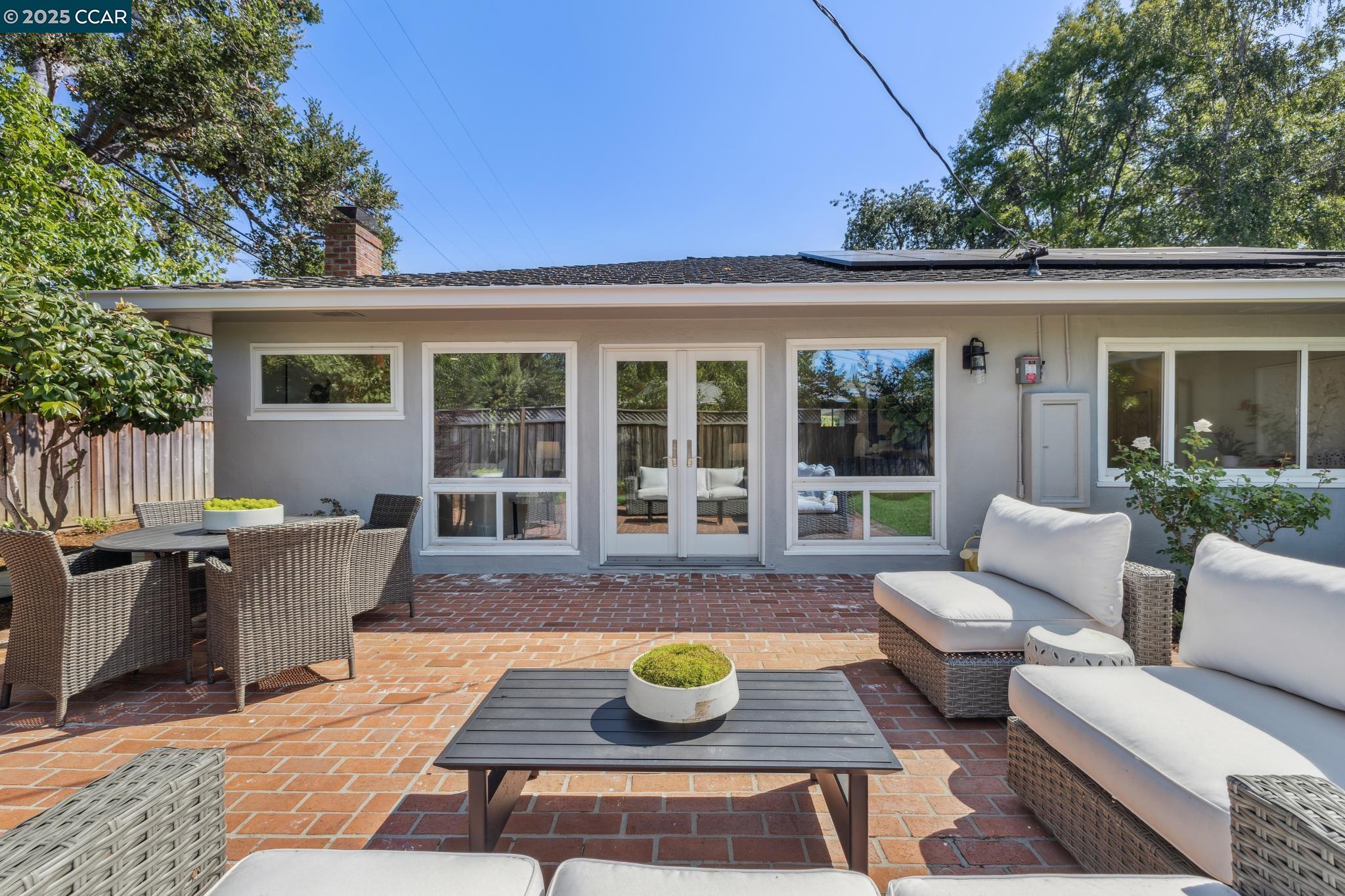 Detail Gallery Image 32 of 36 For 241 E Creek Dr, Menlo Park,  CA 94025 - 3 Beds | 2/1 Baths