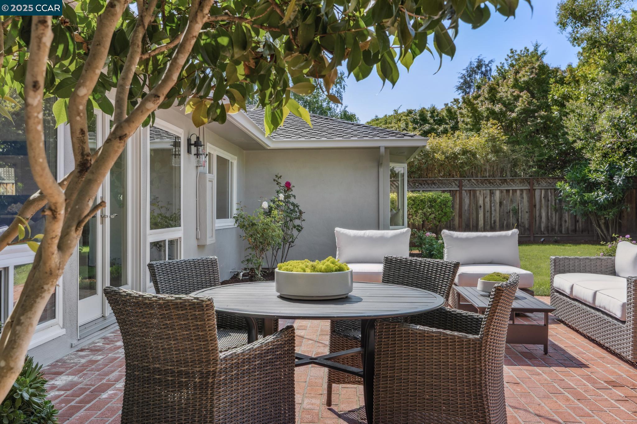 Detail Gallery Image 33 of 36 For 241 E Creek Dr, Menlo Park,  CA 94025 - 3 Beds | 2/1 Baths
