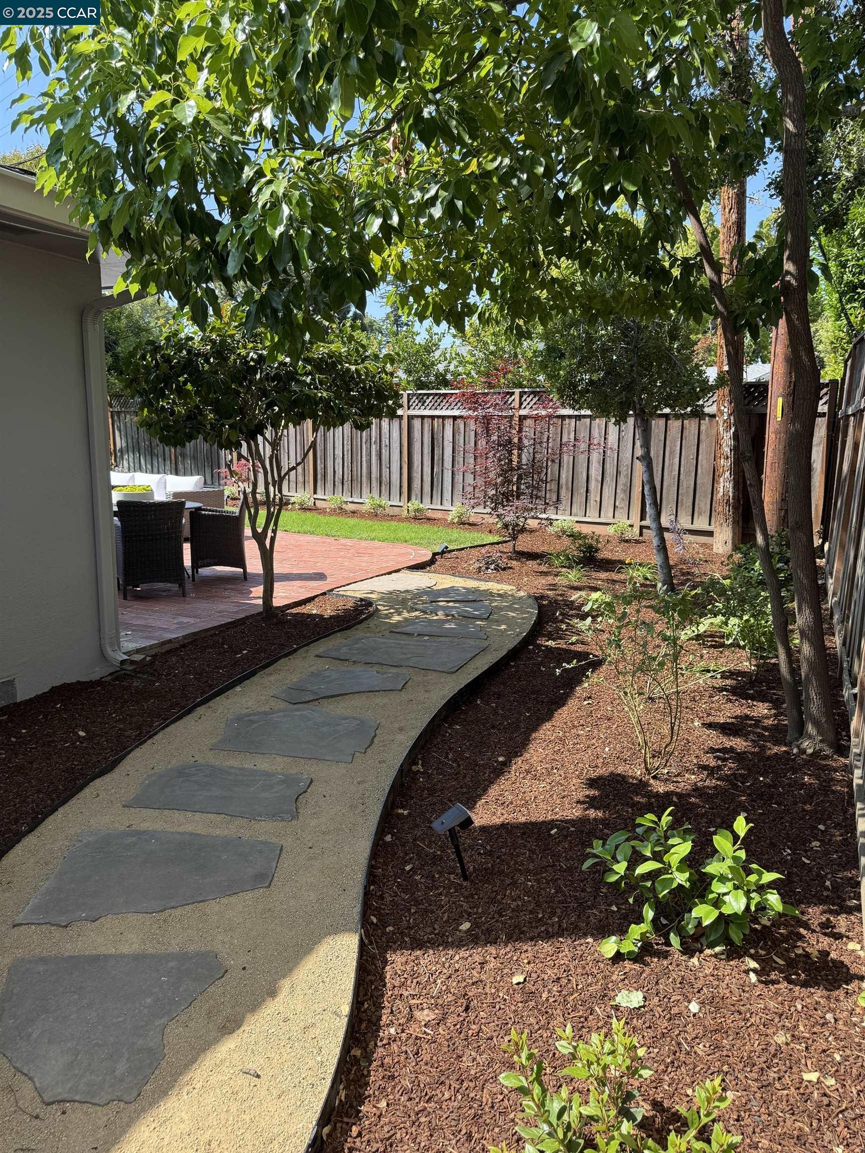 Detail Gallery Image 34 of 36 For 241 E Creek Dr, Menlo Park,  CA 94025 - 3 Beds | 2/1 Baths