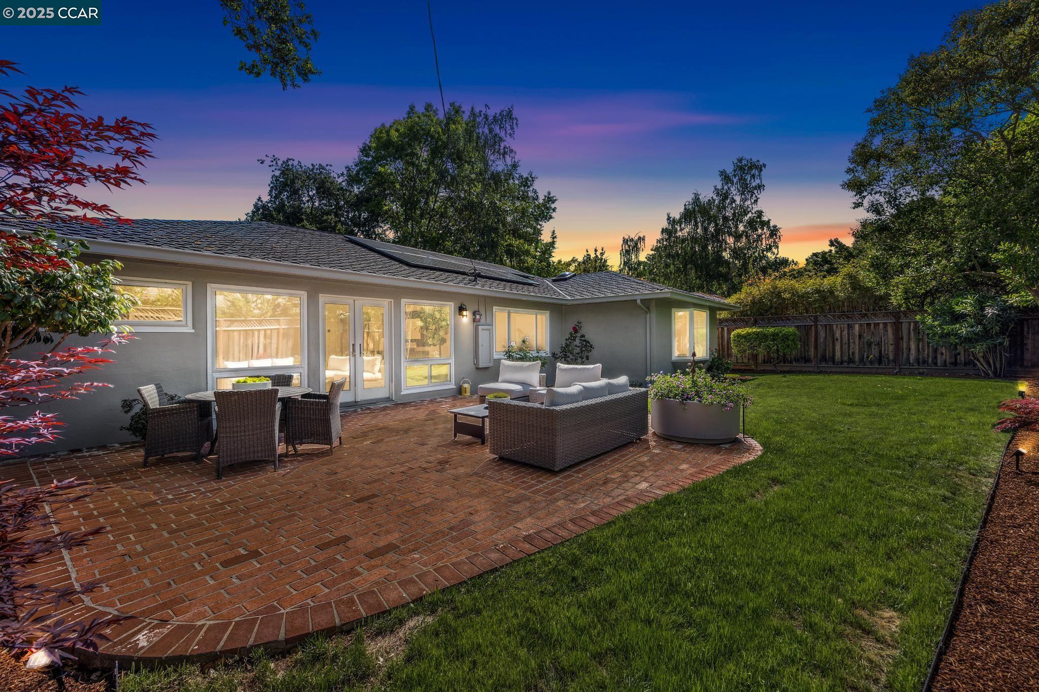 Detail Gallery Image 35 of 36 For 241 E Creek Dr, Menlo Park,  CA 94025 - 3 Beds | 2/1 Baths