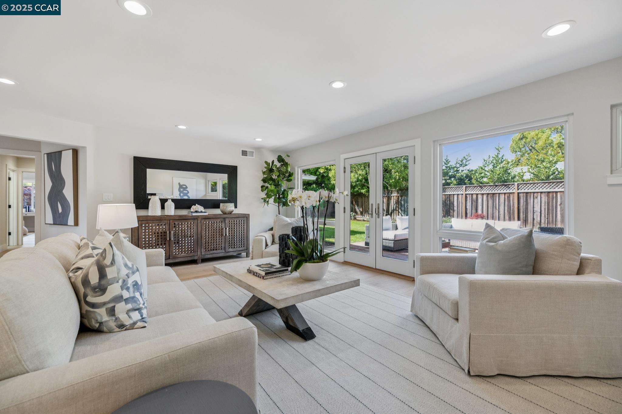Detail Gallery Image 5 of 36 For 241 E Creek Dr, Menlo Park,  CA 94025 - 3 Beds | 2/1 Baths