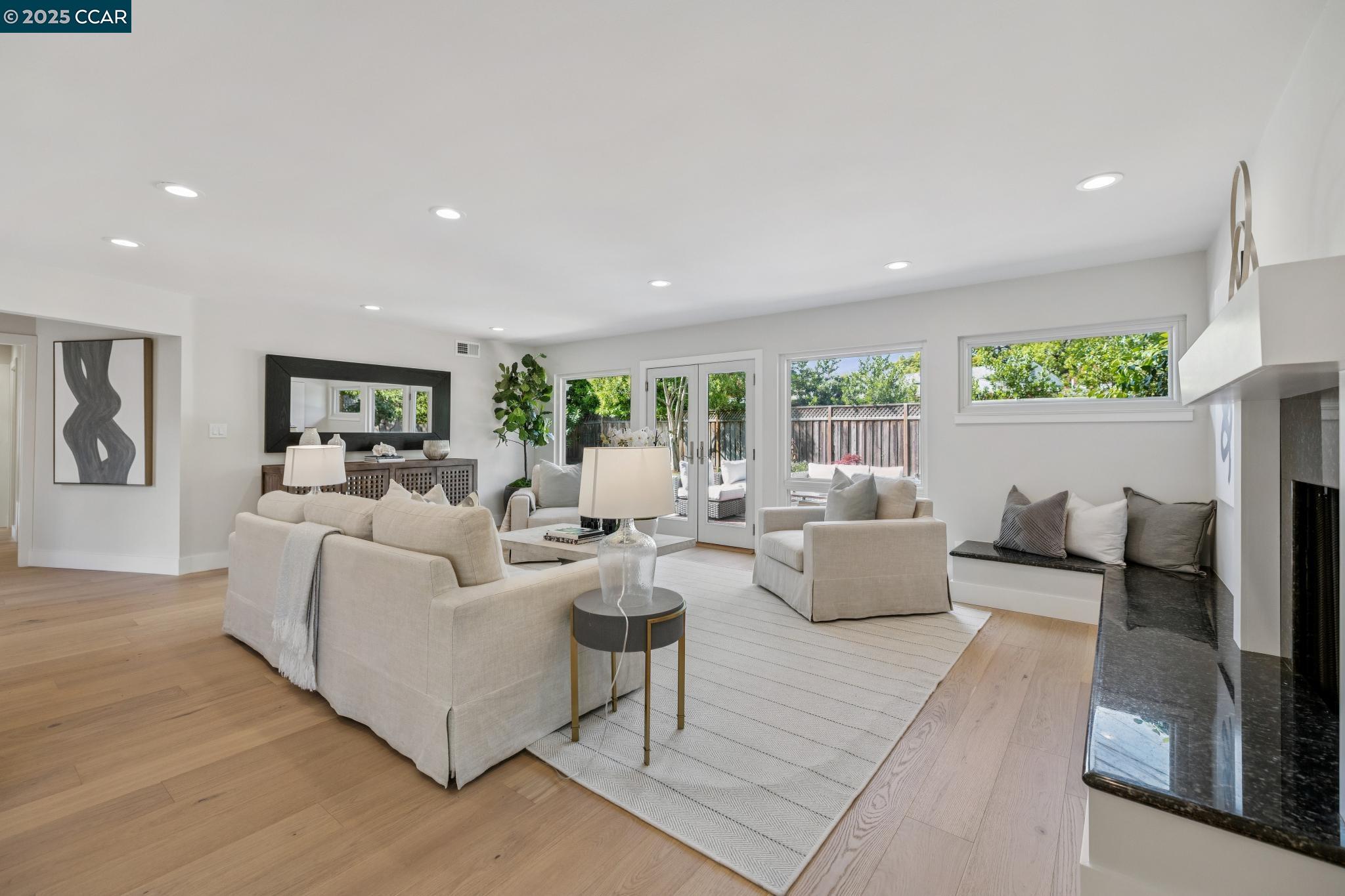 Detail Gallery Image 6 of 36 For 241 E Creek Dr, Menlo Park,  CA 94025 - 3 Beds | 2/1 Baths