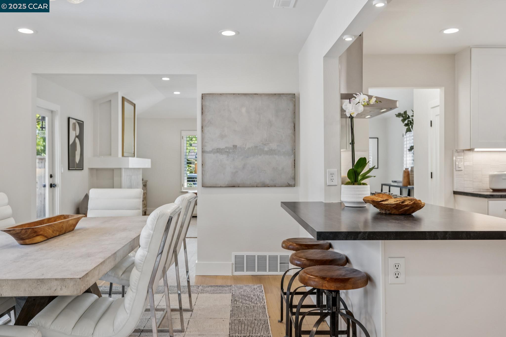 Detail Gallery Image 9 of 36 For 241 E Creek Dr, Menlo Park,  CA 94025 - 3 Beds | 2/1 Baths