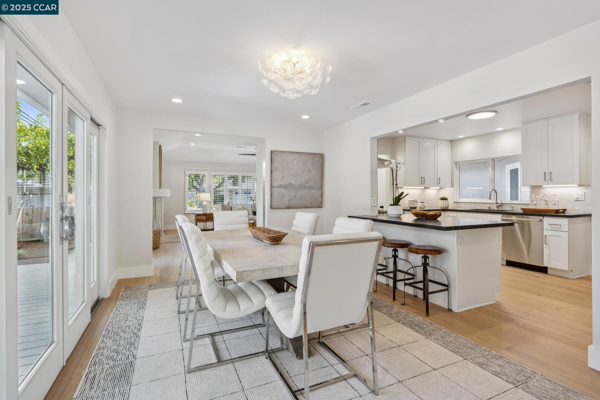Detail Gallery Image 10 of 36 For 241 E Creek Dr, Menlo Park,  CA 94025 - 3 Beds | 2/1 Baths