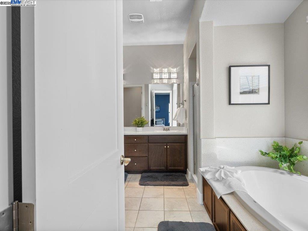 Detail Gallery Image 11 of 36 For 1385 Mirassou Dr, Manteca,  CA 95337 - 4 Beds | 3/1 Baths