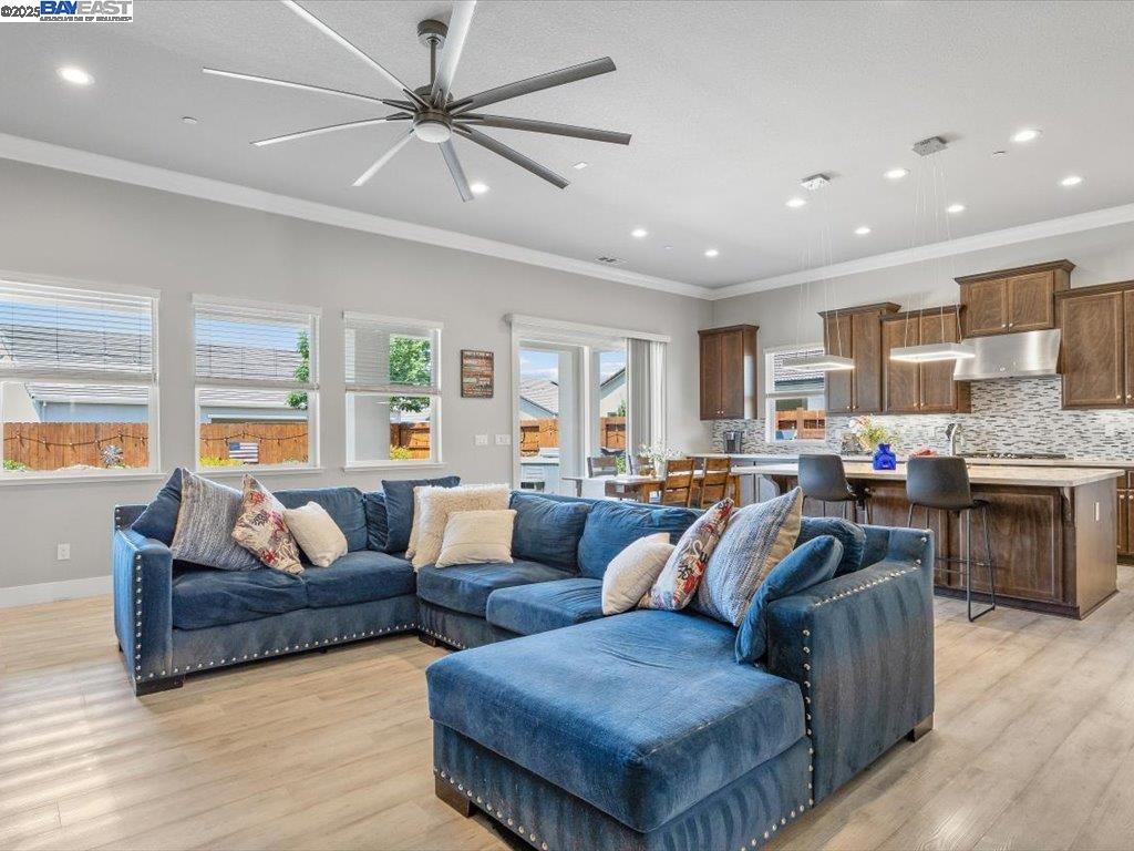 Detail Gallery Image 3 of 36 For 1385 Mirassou Dr, Manteca,  CA 95337 - 4 Beds | 3/1 Baths