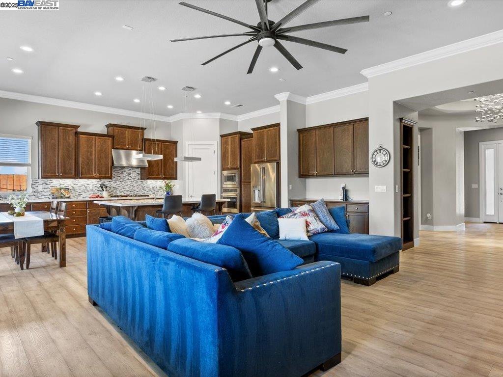 Detail Gallery Image 4 of 36 For 1385 Mirassou Dr, Manteca,  CA 95337 - 4 Beds | 3/1 Baths