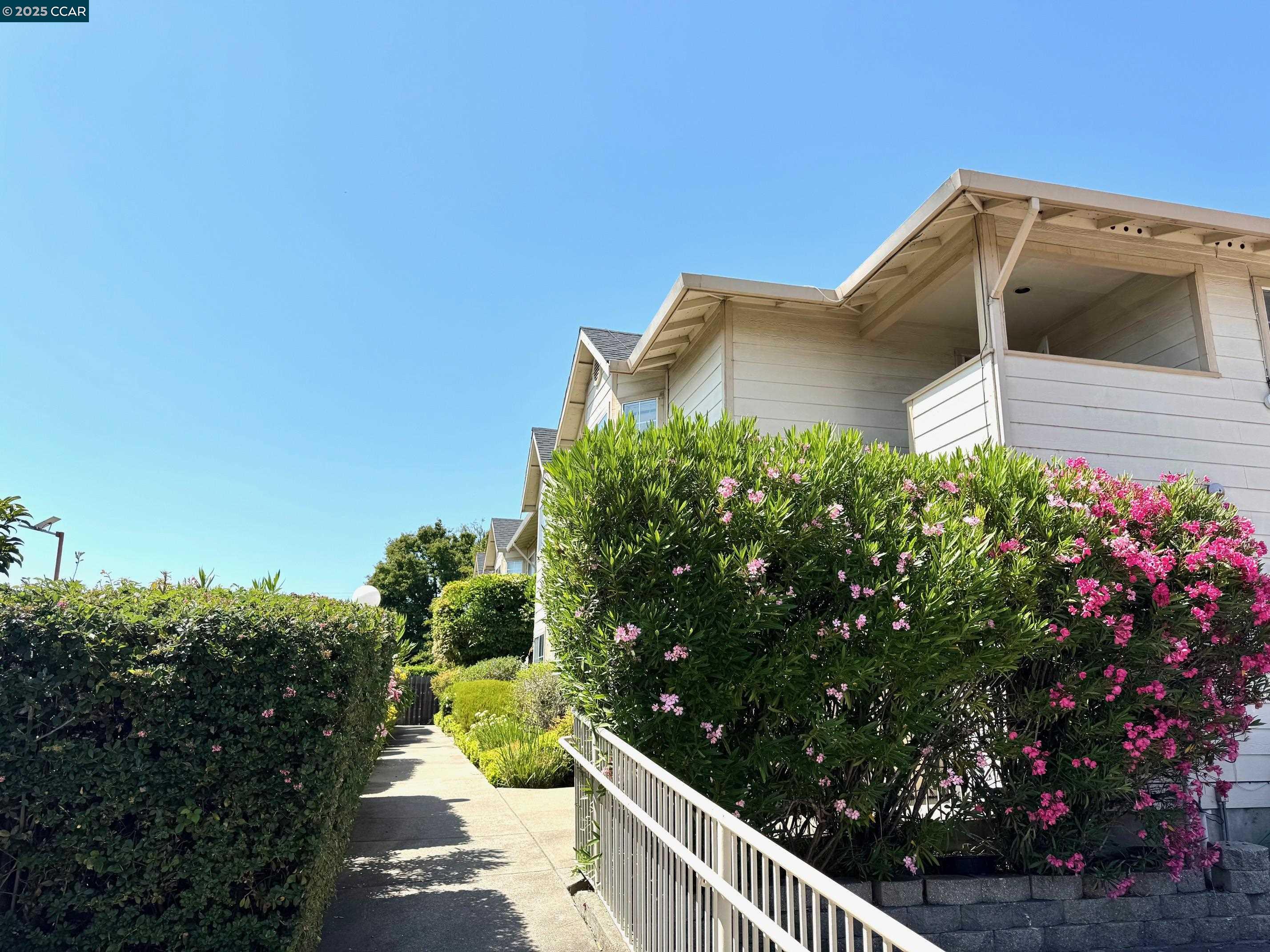 Photo #2: 41100477 Listing 