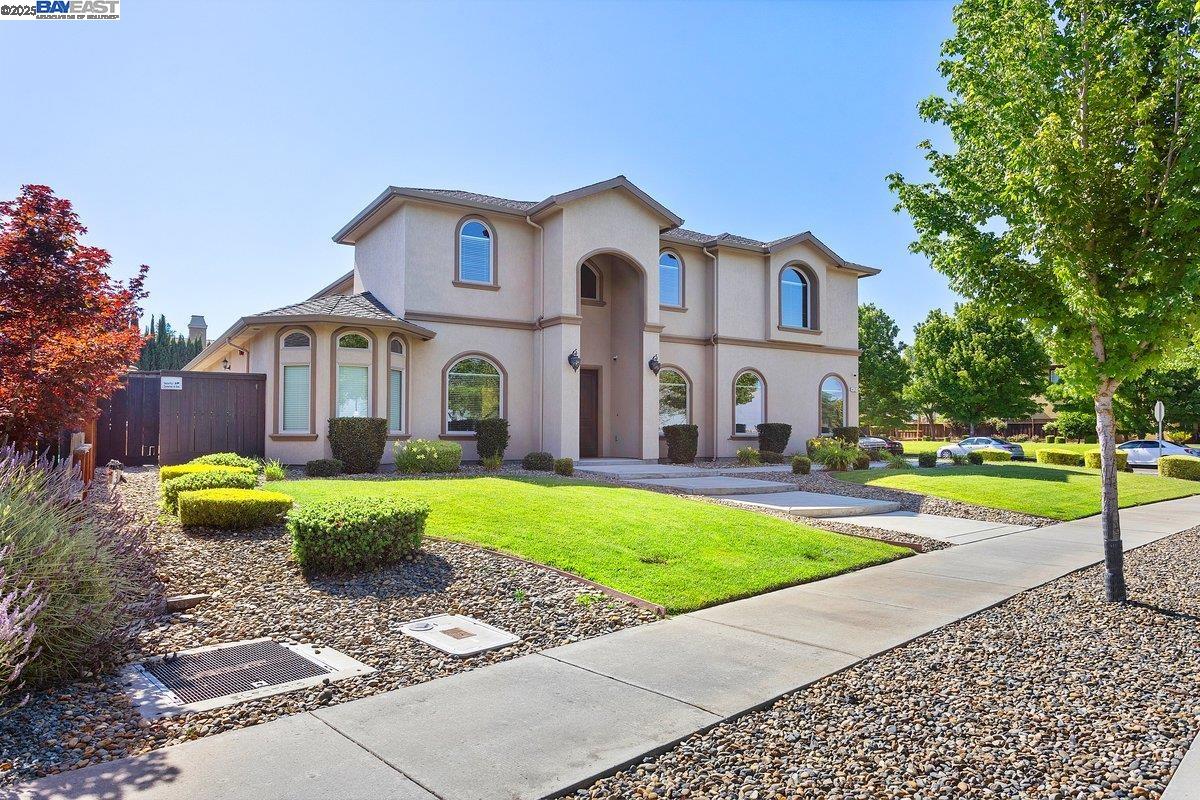 Detail Gallery Image 4 of 54 For 4121 Country Walk Lane, Turlock,  CA 95382 - 4 Beds | 4/1 Baths