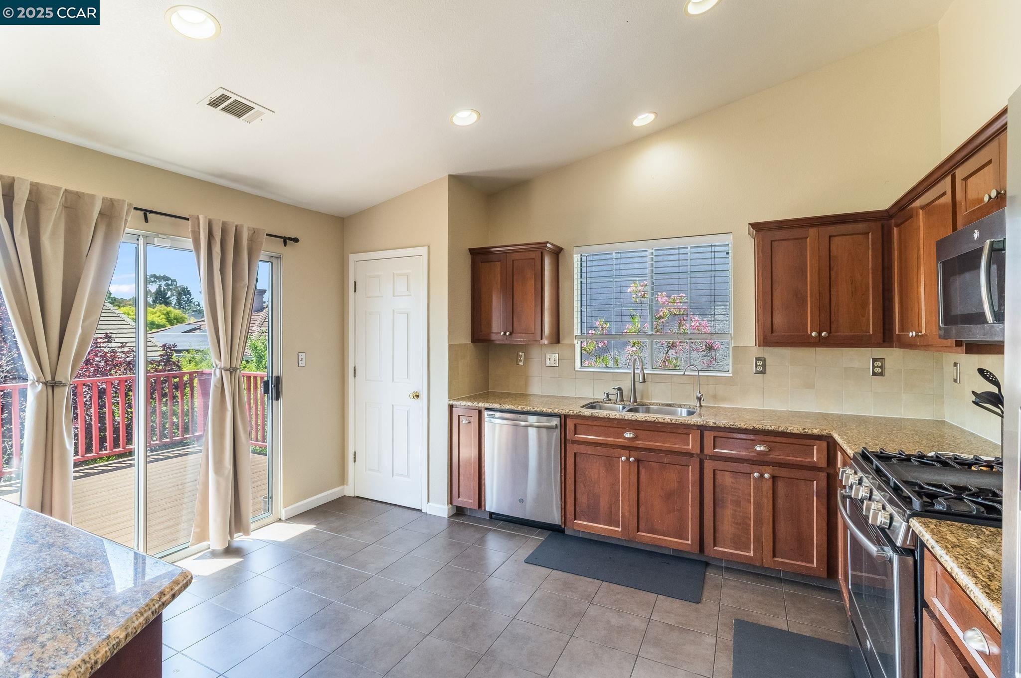Detail Gallery Image 19 of 39 For 289 Crestview Ave, Martinez,  CA 94553 - 3 Beds | 2/1 Baths