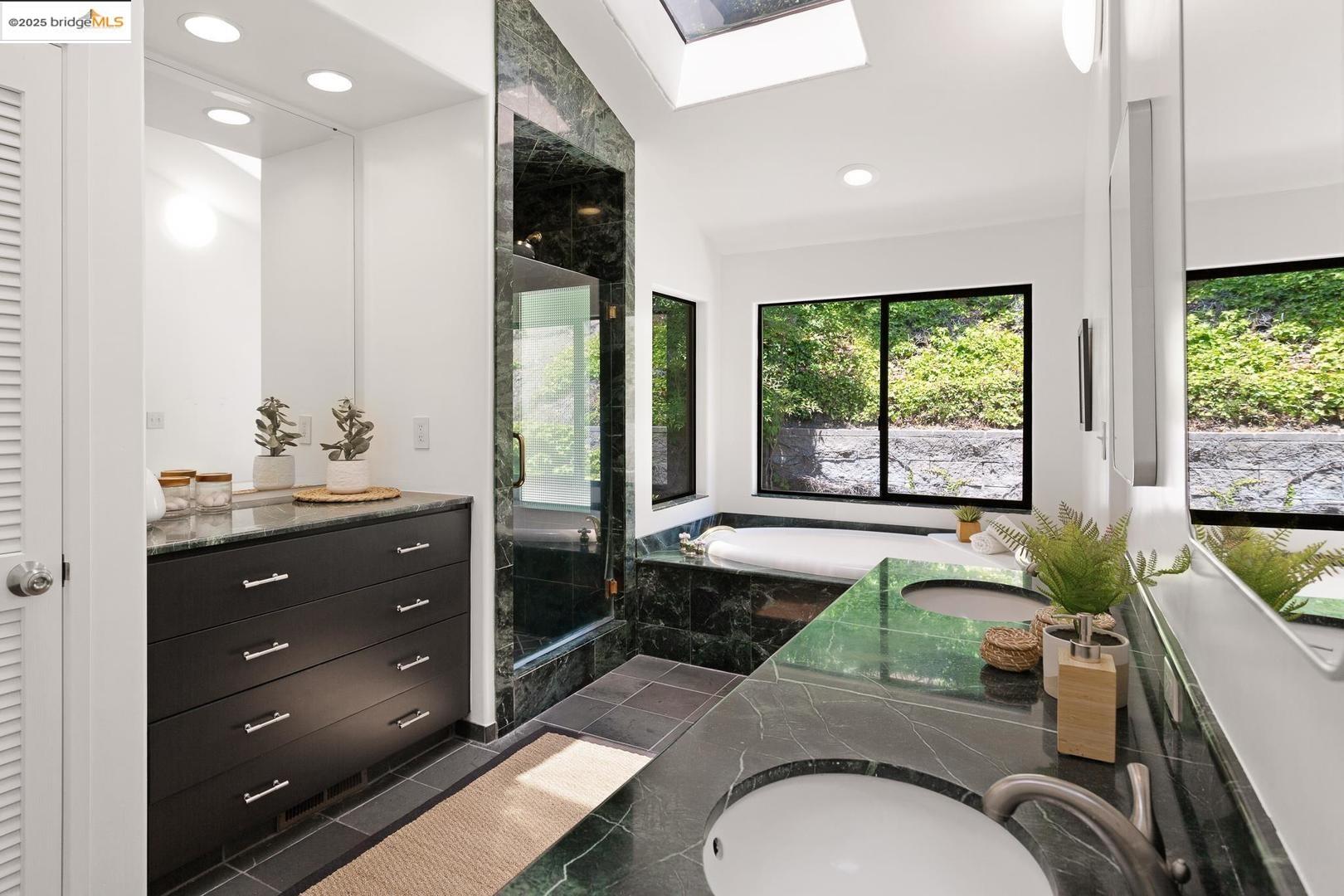 Detail Gallery Image 18 of 52 For 151 La Espiral, Orinda,  CA 94563 - 4 Beds | 2 Baths