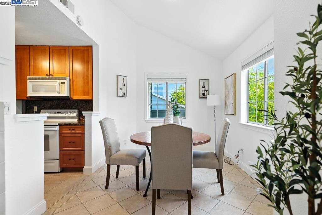 Detail Gallery Image 10 of 52 For 7860 Canyon Meadow Cir #H,  Pleasanton,  CA 94588 - 3 Beds | 2 Baths