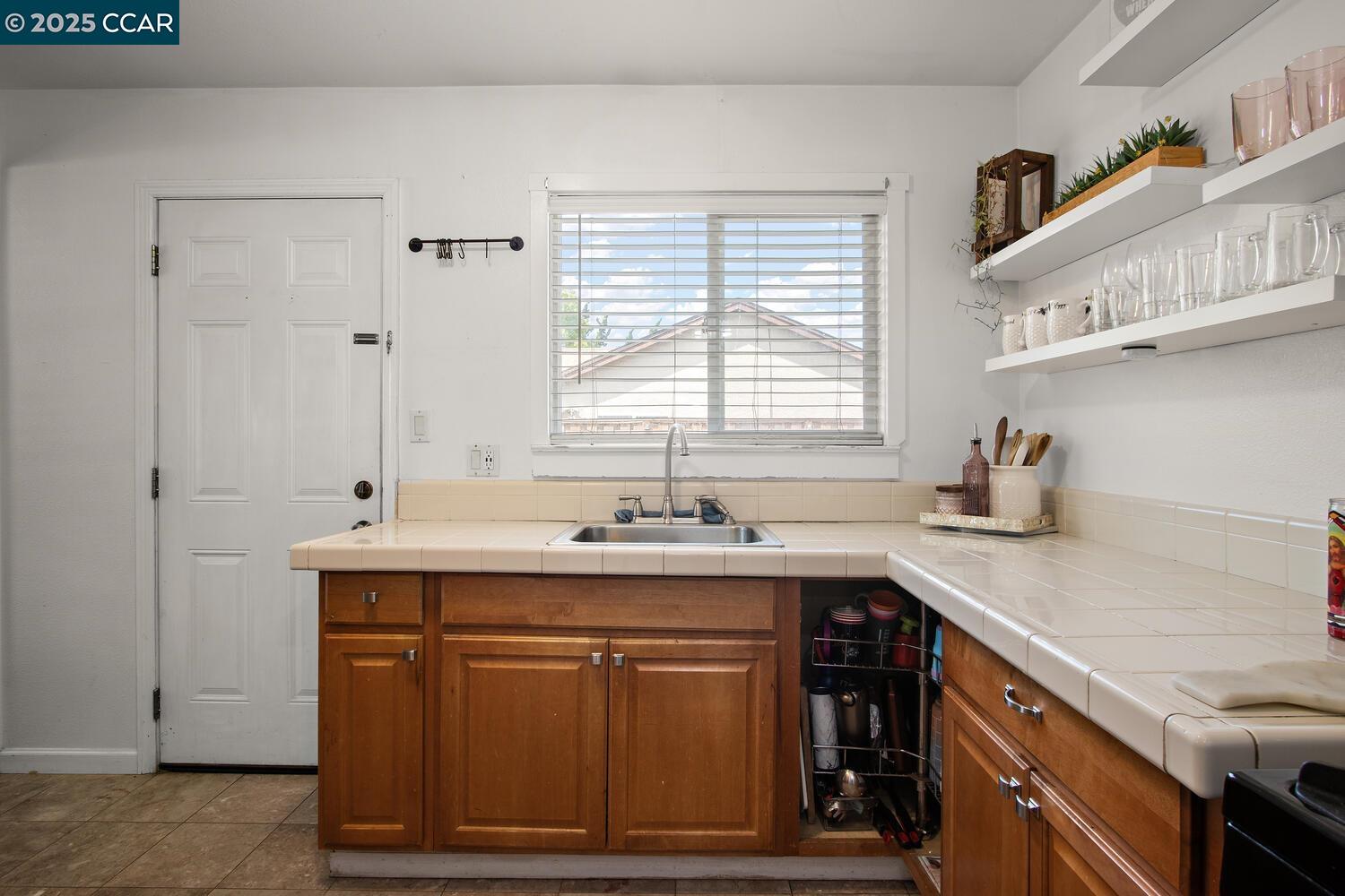 Detail Gallery Image 12 of 29 For 1214 Sereno Dr, Vallejo,  CA 94589 - 3 Beds | 1 Baths