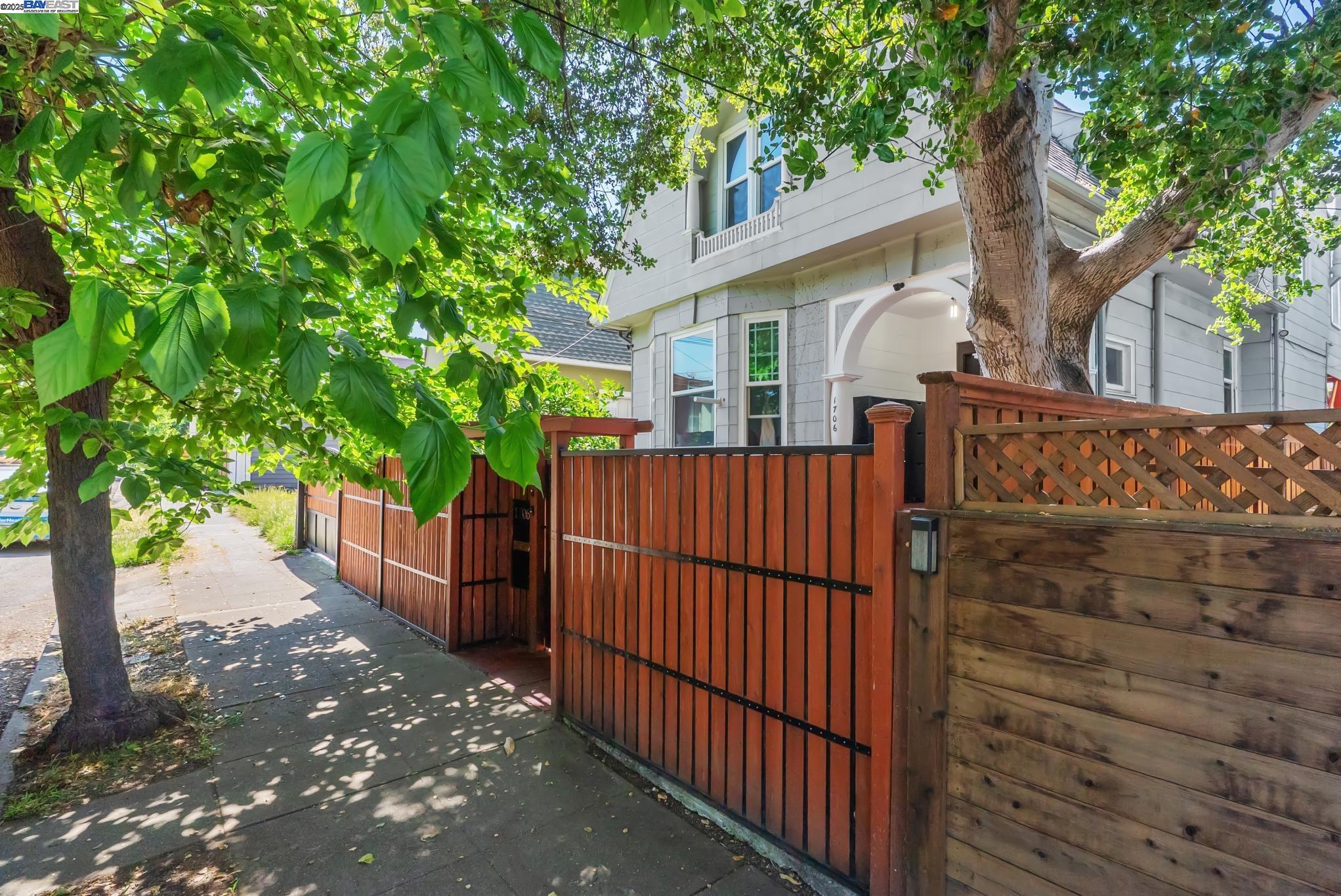Detail Gallery Image 2 of 56 For 1706 Fairview St, Berkeley,  CA 94703 - 4 Beds | 2 Baths