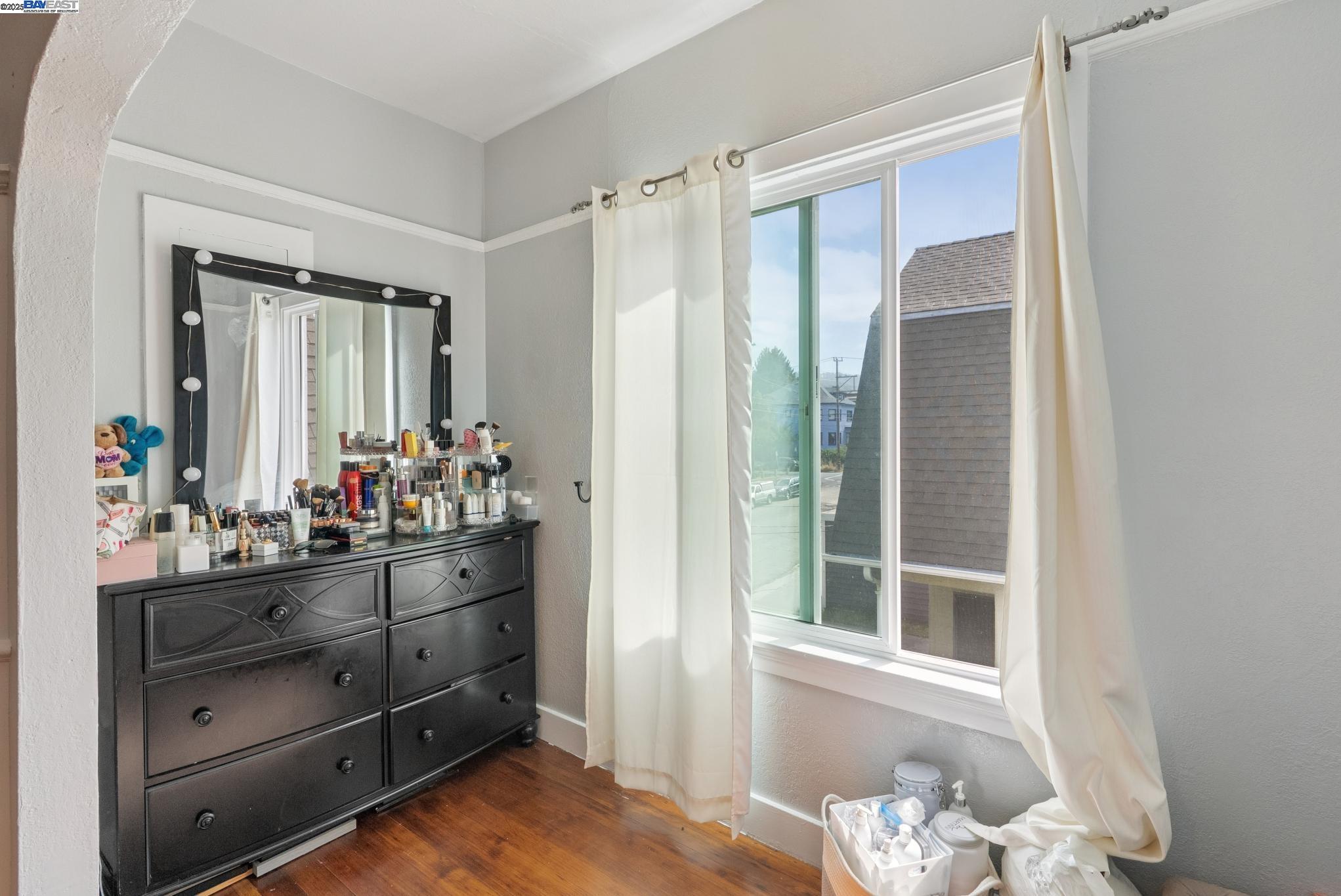 Detail Gallery Image 17 of 56 For 1706 Fairview St, Berkeley,  CA 94703 - 4 Beds | 2 Baths