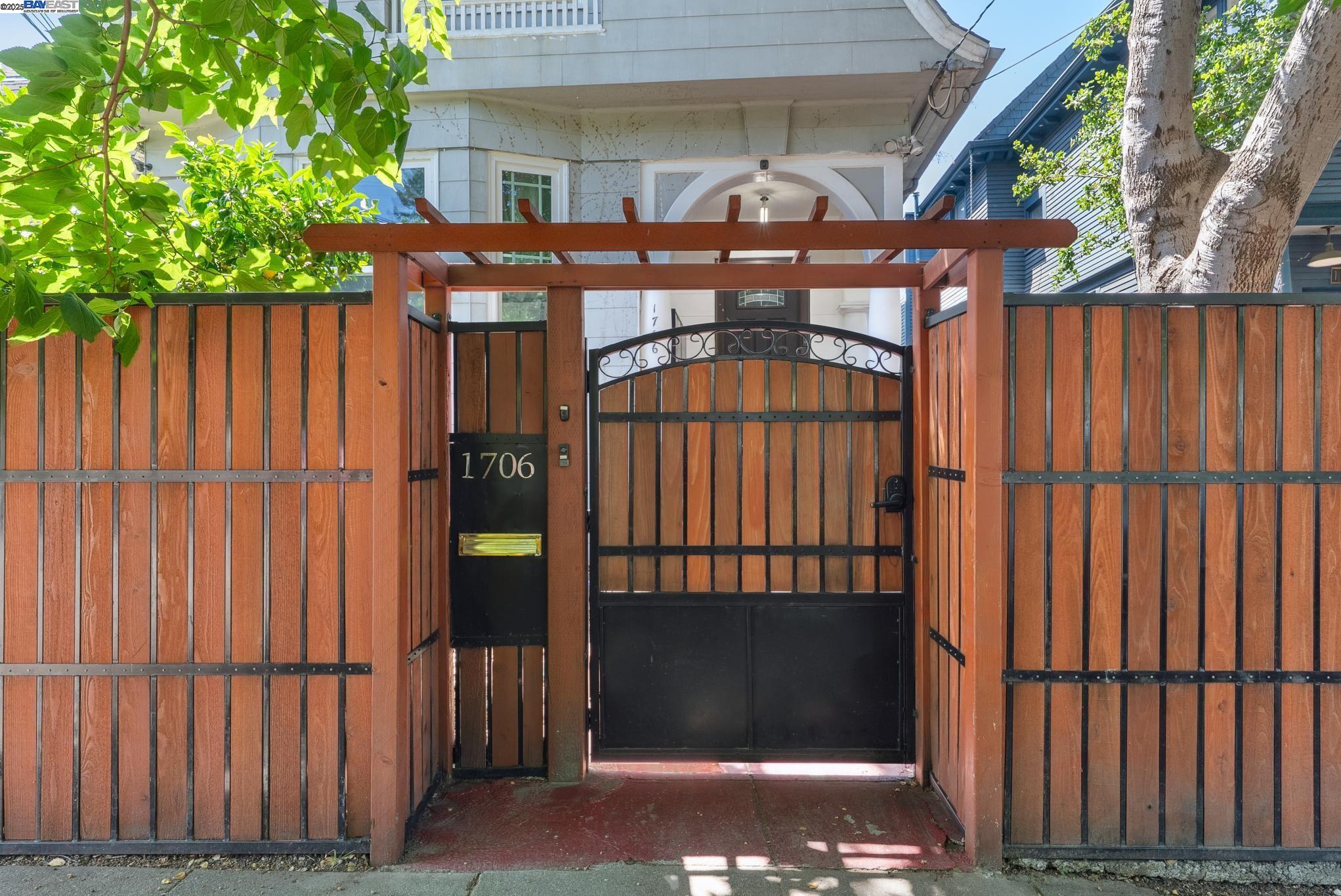 Detail Gallery Image 3 of 56 For 1706 Fairview St, Berkeley,  CA 94703 - 4 Beds | 2 Baths