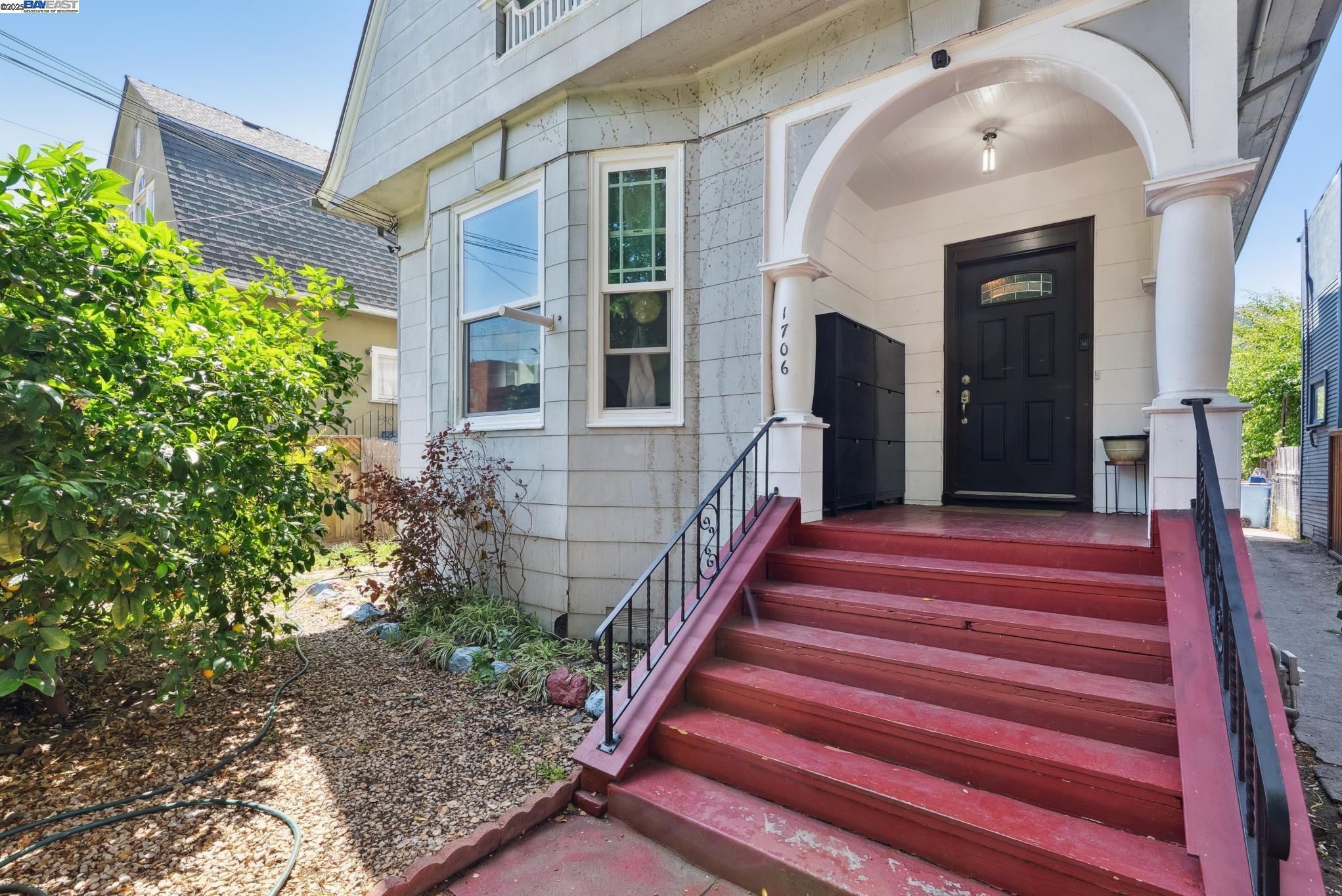 Detail Gallery Image 4 of 56 For 1706 Fairview St, Berkeley,  CA 94703 - 4 Beds | 2 Baths
