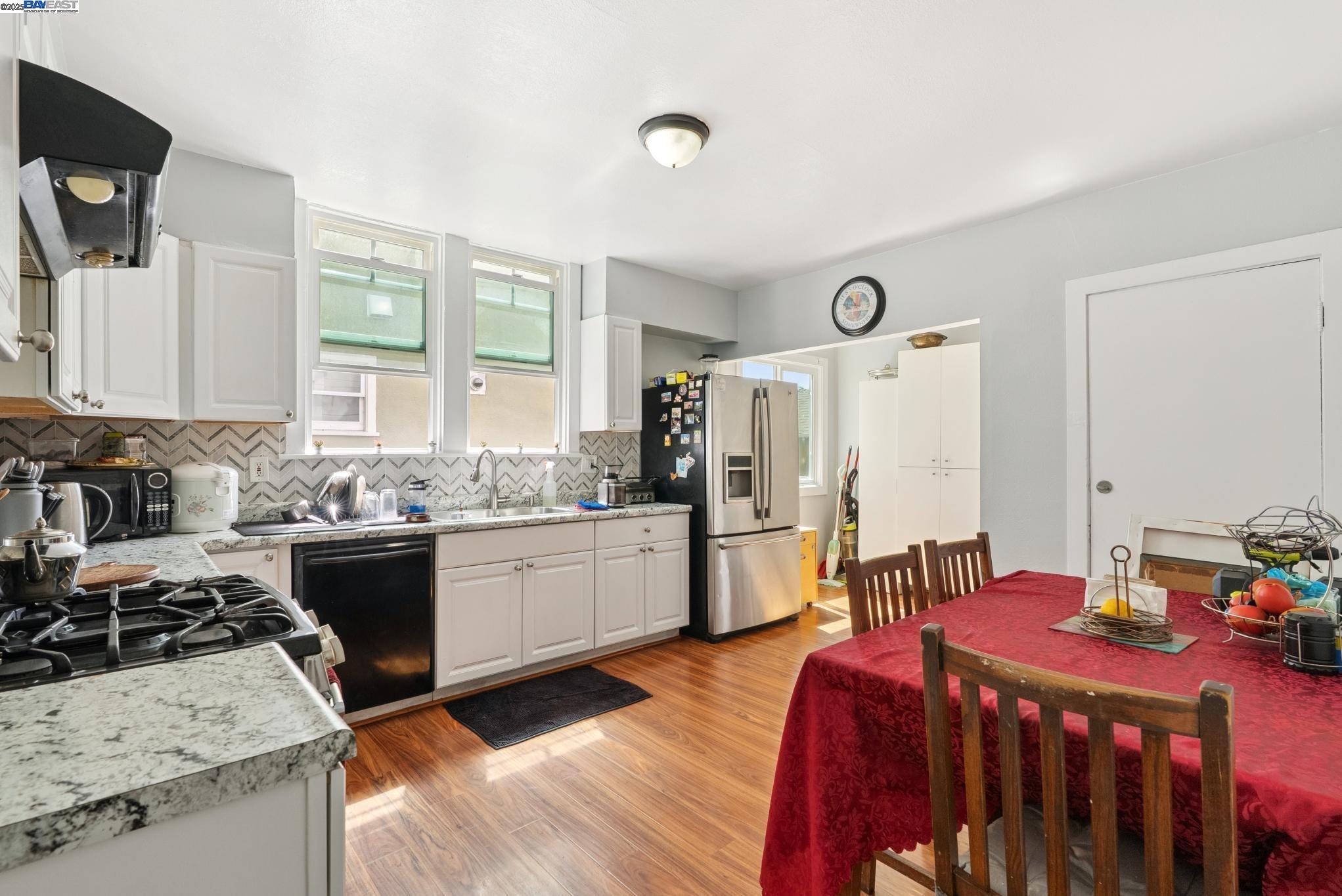 Detail Gallery Image 31 of 56 For 1706 Fairview St, Berkeley,  CA 94703 - 4 Beds | 2 Baths