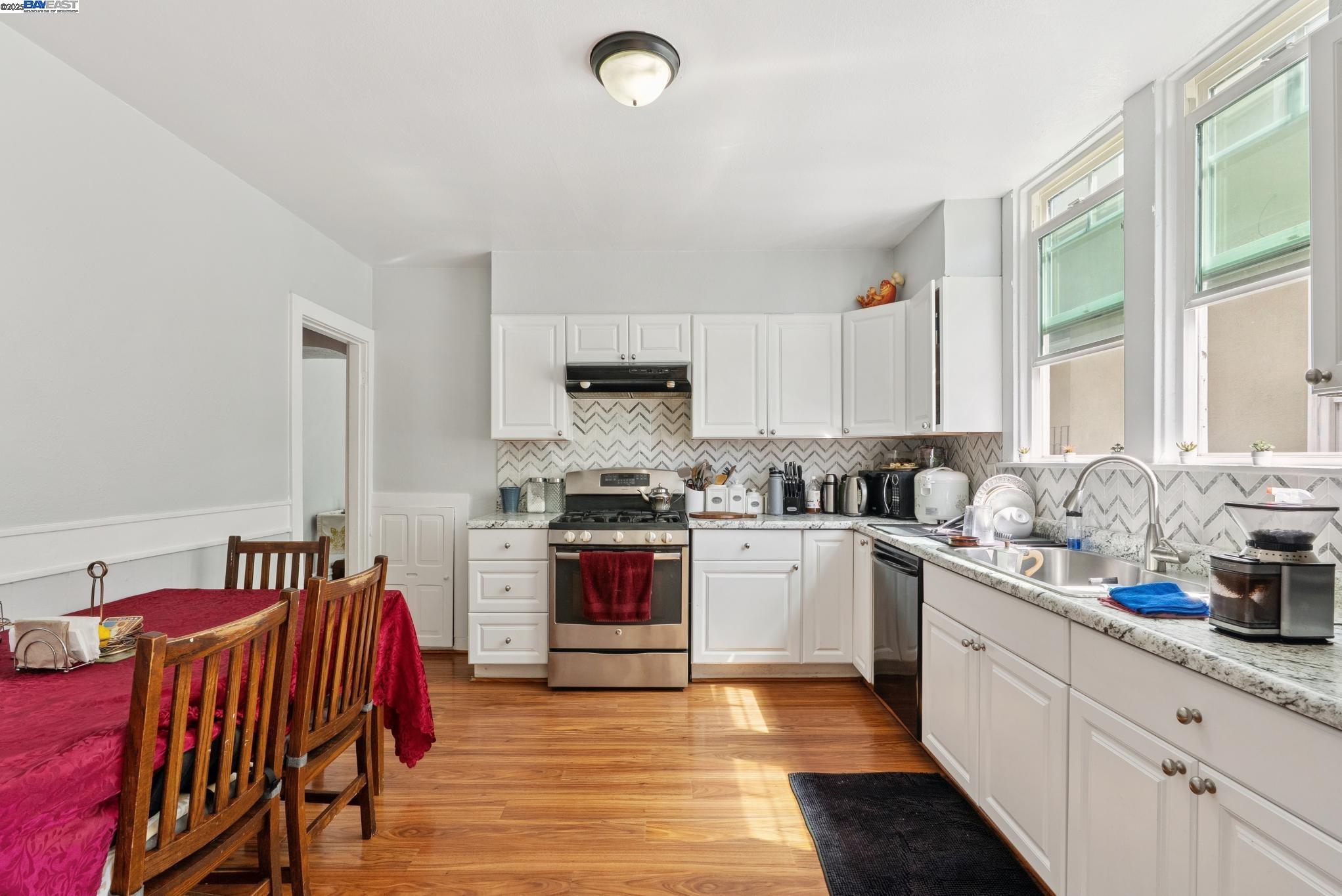 Detail Gallery Image 32 of 56 For 1706 Fairview St, Berkeley,  CA 94703 - 4 Beds | 2 Baths
