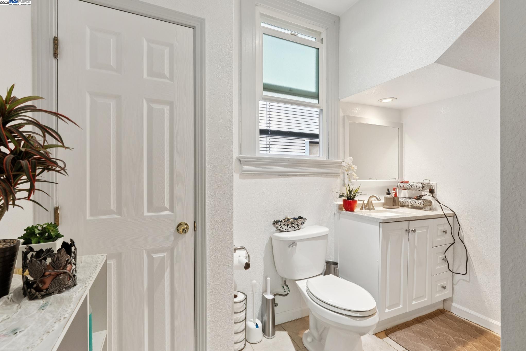 Detail Gallery Image 38 of 56 For 1706 Fairview St, Berkeley,  CA 94703 - 4 Beds | 2 Baths