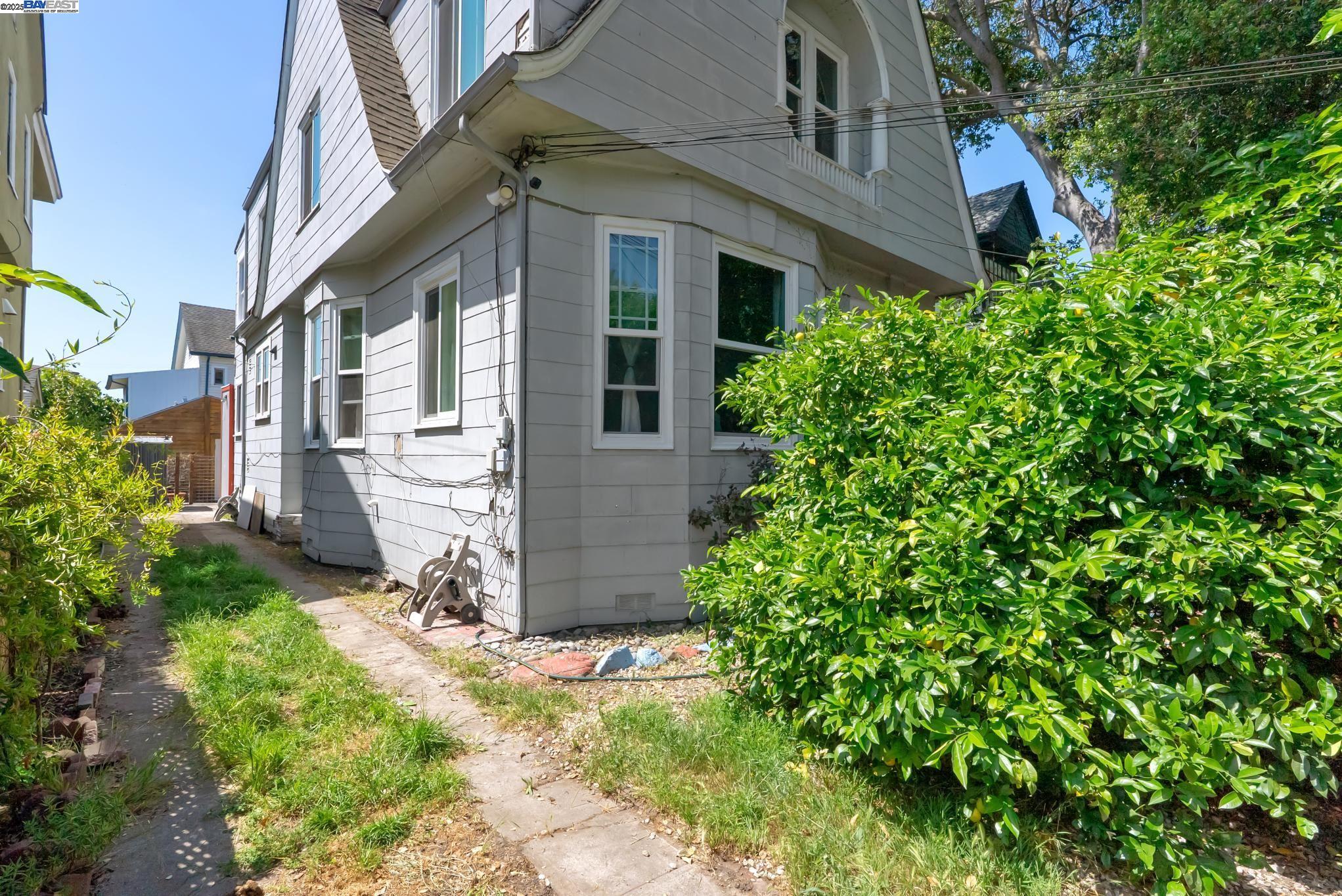 Detail Gallery Image 5 of 56 For 1706 Fairview St, Berkeley,  CA 94703 - 4 Beds | 2 Baths