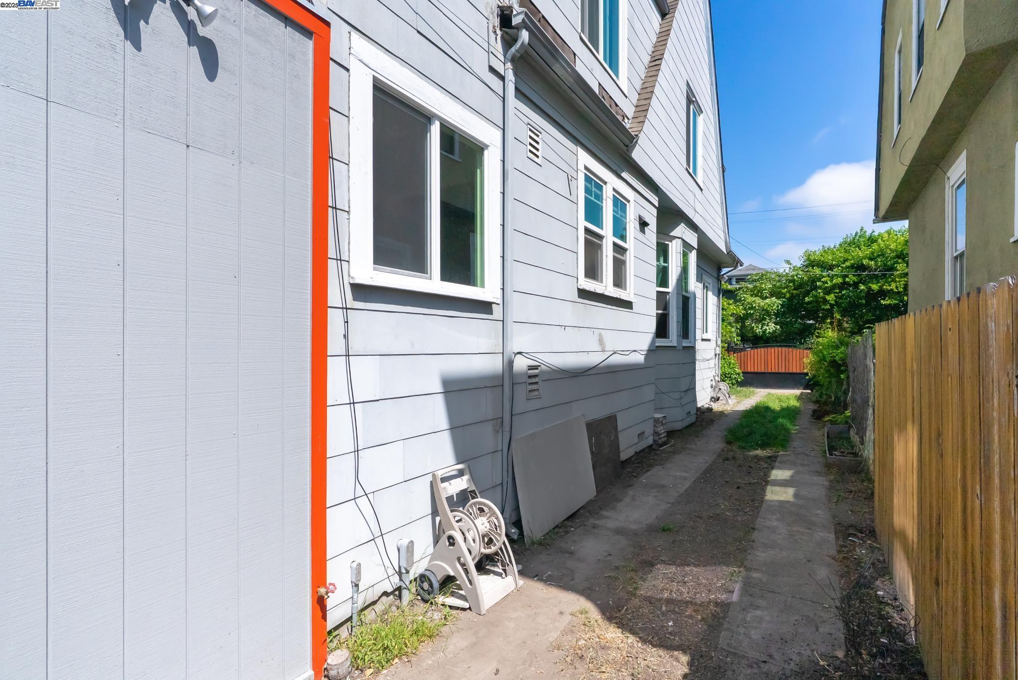 Detail Gallery Image 47 of 56 For 1706 Fairview St, Berkeley,  CA 94703 - 4 Beds | 2 Baths